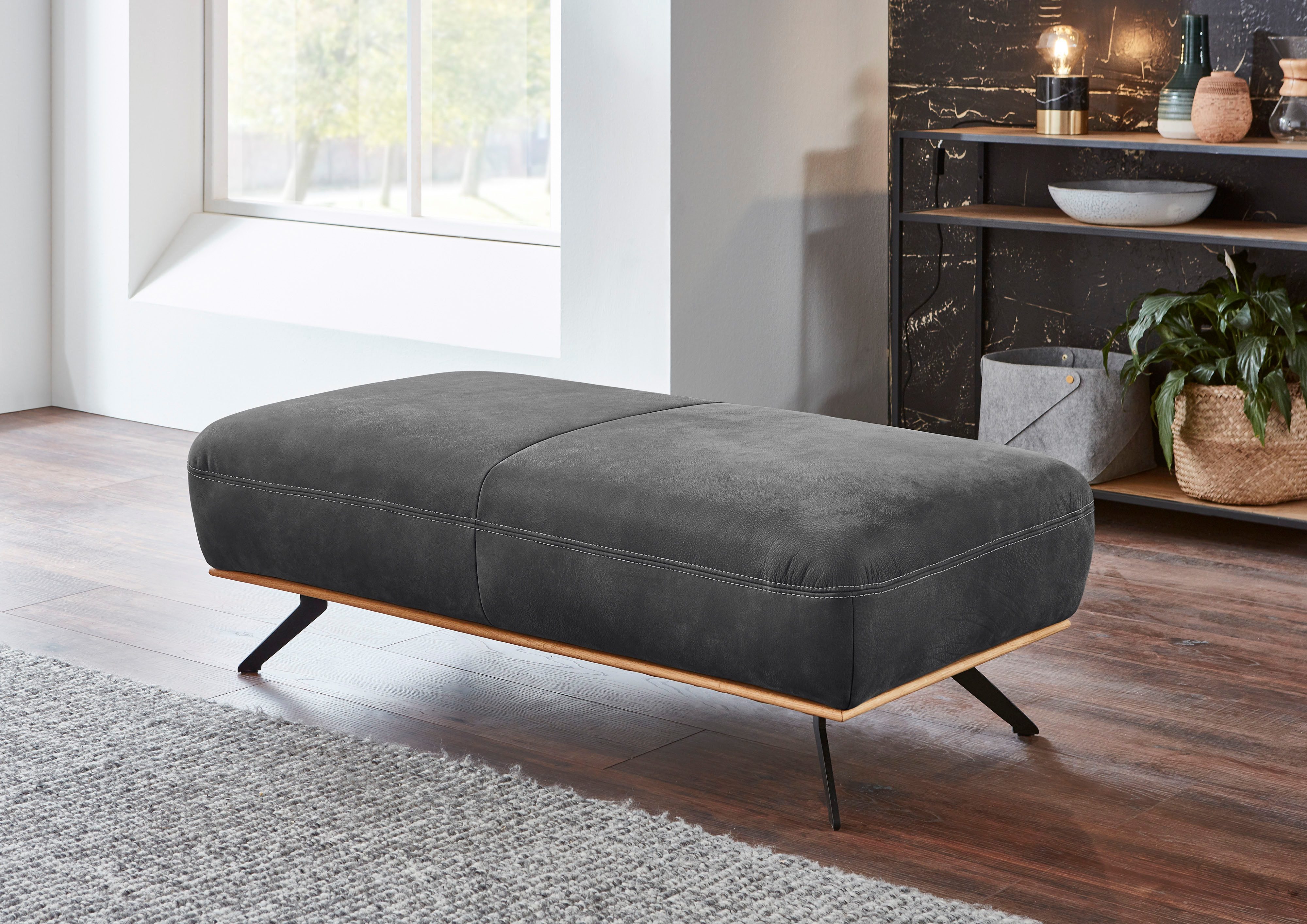 Die PlanBar Hocker PN-EM18063 Breite 135, hochwertige Kaltschaumpolsterung, stylische Metallfüße