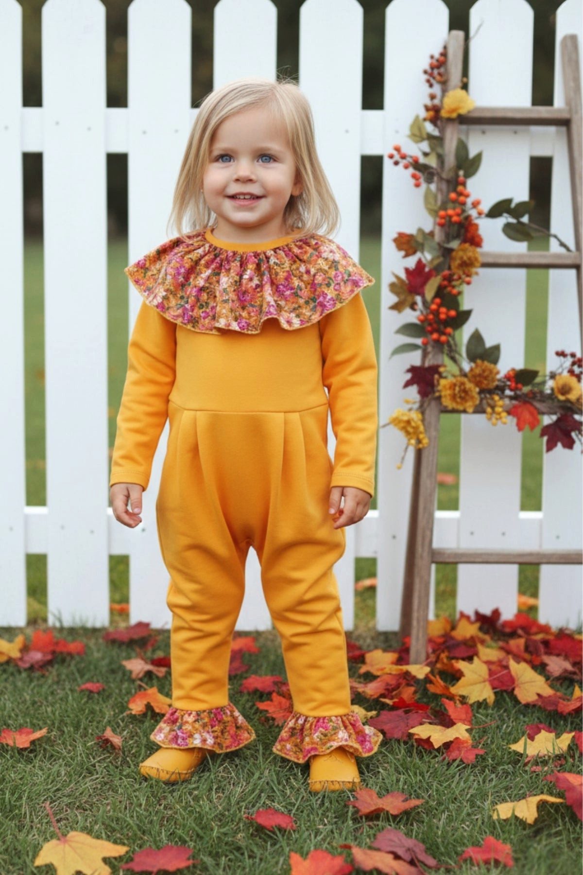 Parla Kids Strampler Strampler in senfgelb - langärmlig - mit Blumenmuster am Kragen