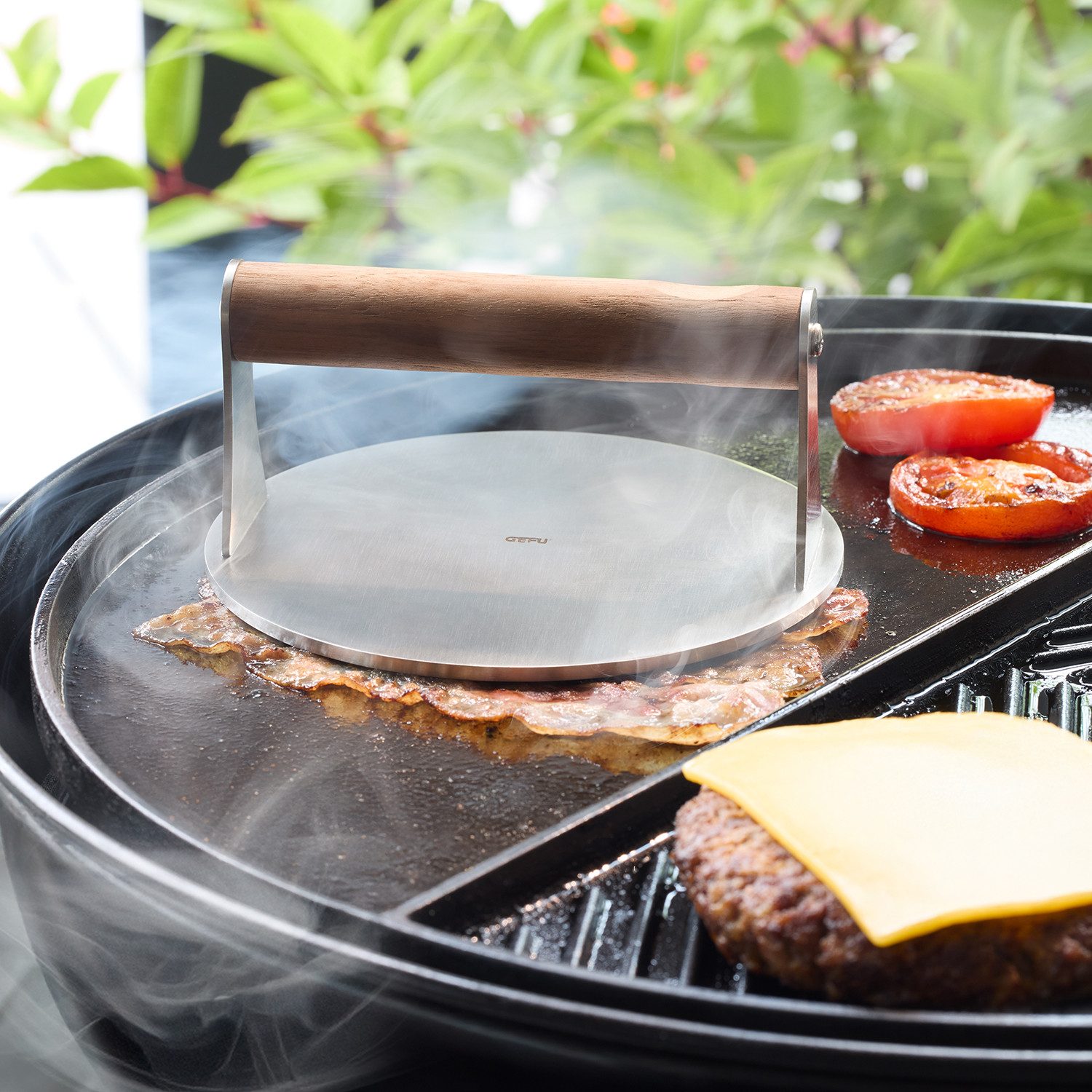 GEFU Burgerpresse Smash-Burgerpresse BBQ mit rutschfestem Walnussholzgriff (1 St), Edelstahl, Holz, glatte Antihaft-Oberfläche, optimale Hitzeverteilung, Ø ca. 16 cm