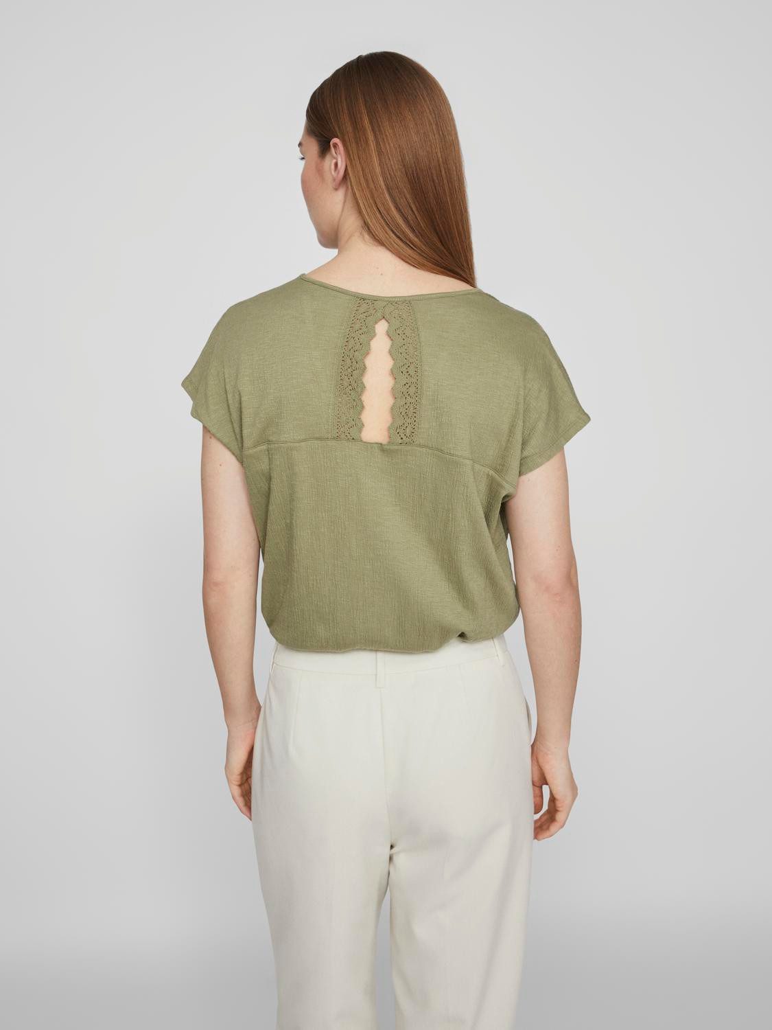 Vila T-Shirt Legere mit Spitzen Details V-Ausschnitt für Recyceltes Material, Baumwolle nachhaltig Normal Fit ohne Kragen