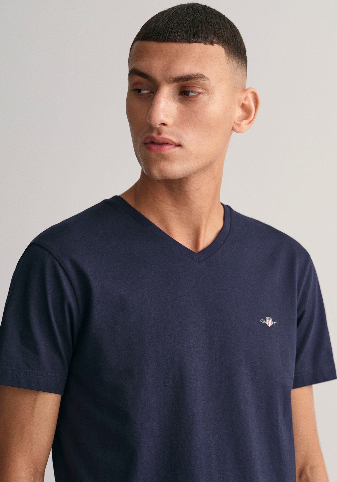 Gant T-Shirt der einer SLIM mit Logostickerei T-SHIRT Evening blue SHIELD V-NECK Brust auf kleinen
