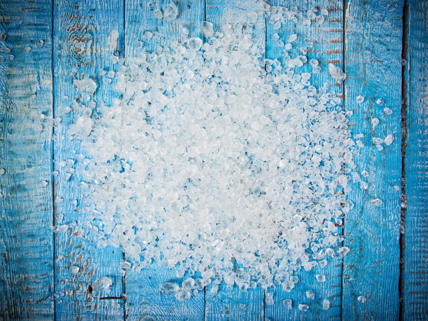 queence Küchenrückwand Grobes Salz auf Holz - Blau - Spritzschutz Wandschutz für Herd & Spüle, (1-tlg), 60x40x0,3 cm - Hitzebeständig - Herdspritzschutz - Alu-Dibond