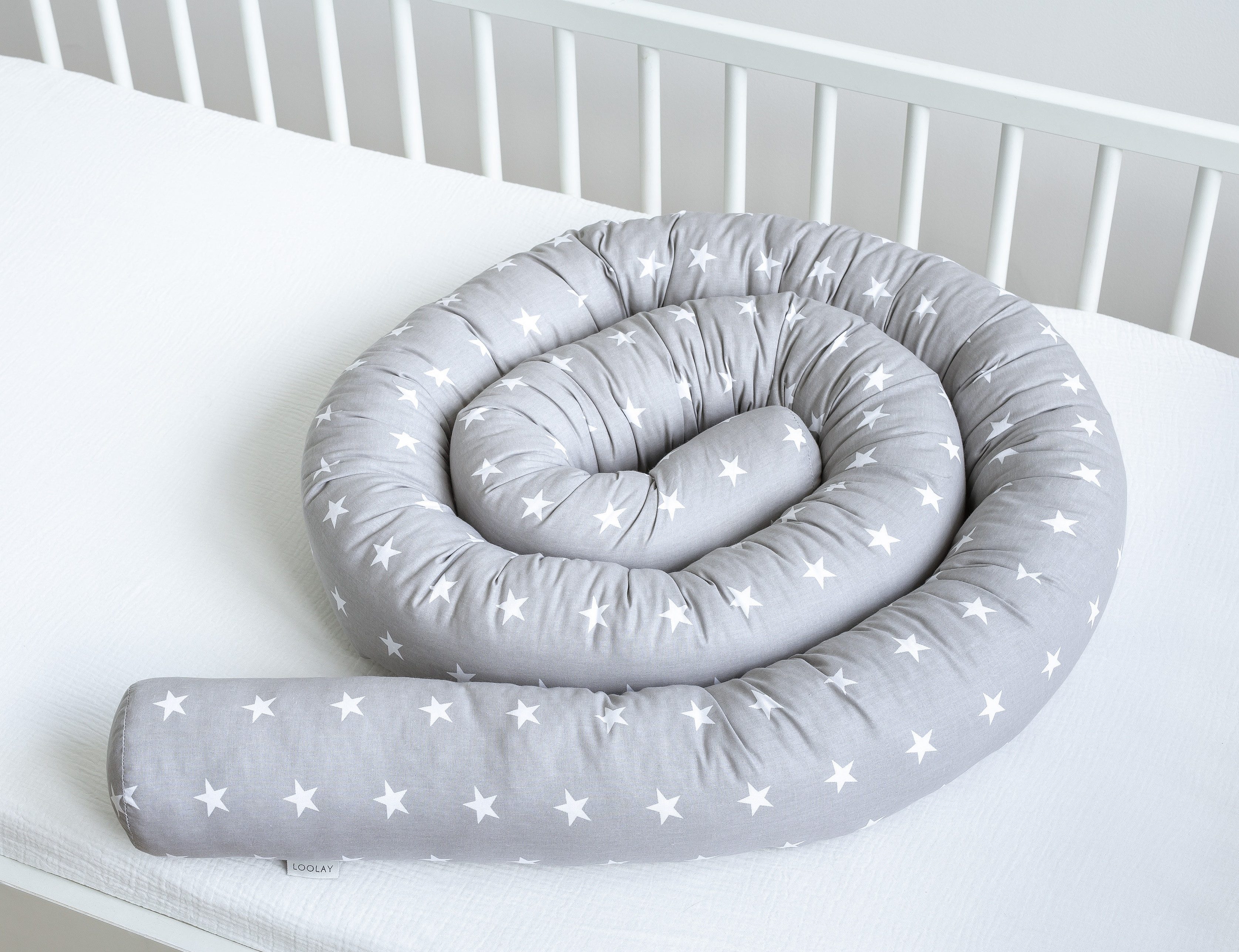 Loolay Nestchenschlange STERNE Grau BIO-Baumwolle Multifunktion PREMIUM Bettschlange Schlange, (Bettumrandung Krabbeldecke Babybett Umrandung Schlange Bett Kopfschutz, Zierkissen Bettrolle Dekokissen Zugluftstopper - Super GESCHENK), LOOLAY® - 100% Europäische Stoffe und Kleinserien-Nähen!