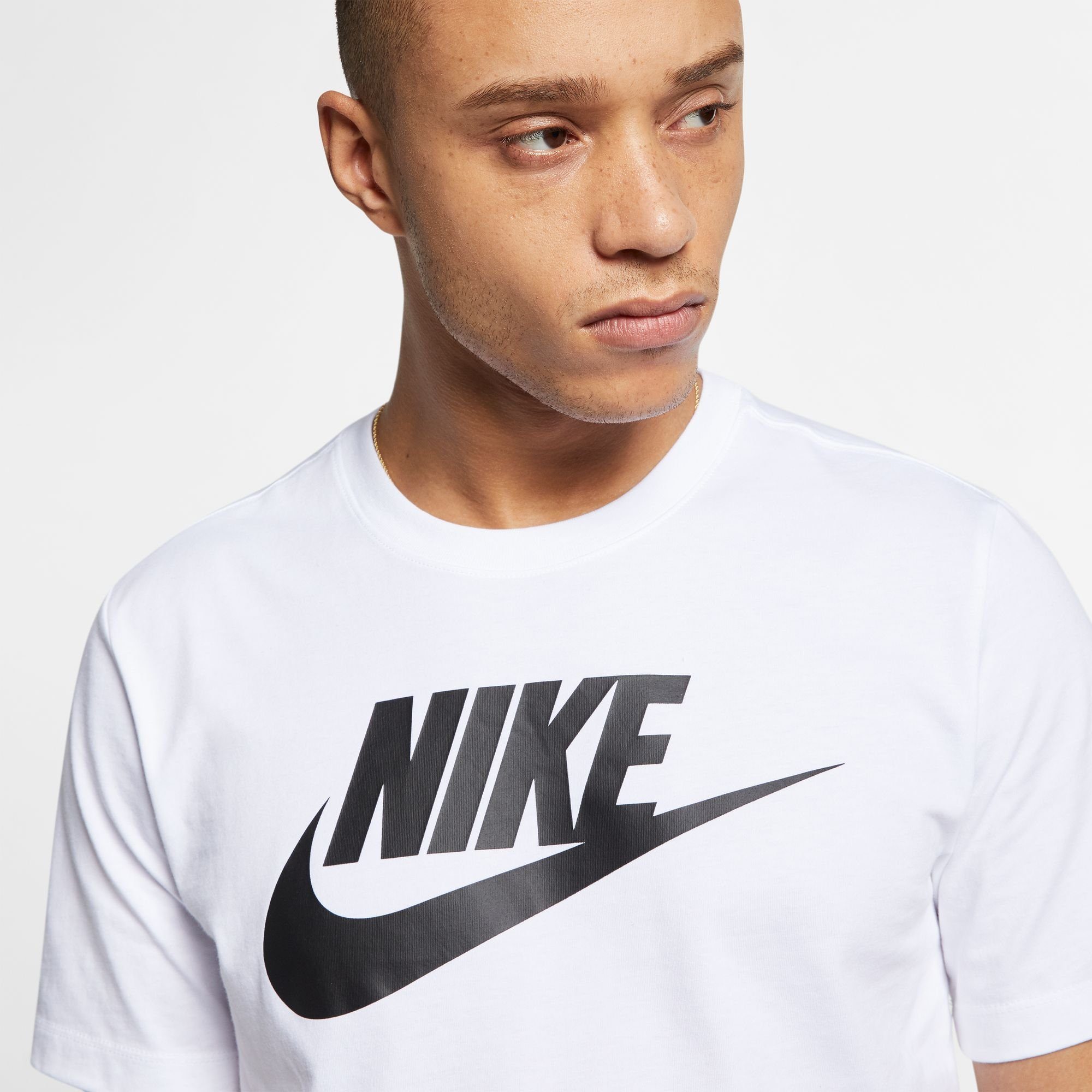 Nike Sportswear T-Shirt M NSW TEE ICON FUTURA mit klassischem Logodruck auf der Brust, Kurzarm-Design, normale Länge
