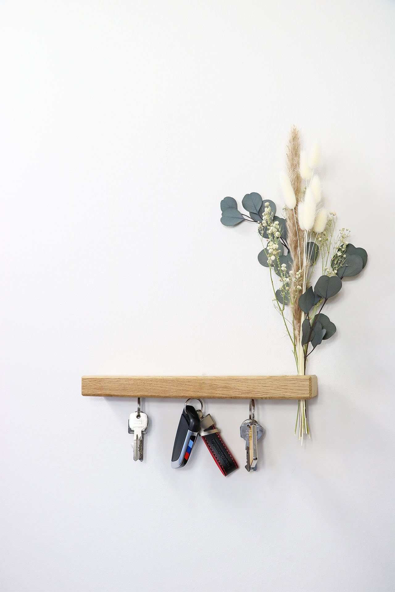 FlowerBar by Trockenblumen-Manufaktur Schlüsselbrett Keys “FERNWEH”, magnetisches Schlüsselbrett mit Trockenblumen, (Eucalyptus, Pampasgras, Schleierkraut, Lagurus)