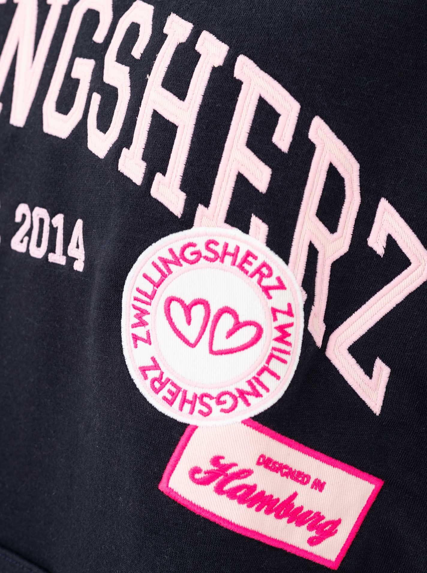 Zwillingsherz Hoodie "Zwillingsherz Patches" Oversize-Fit, Kapuze, großer Schriftzug und Patches, Kängurutasche – Bild 5 von 5