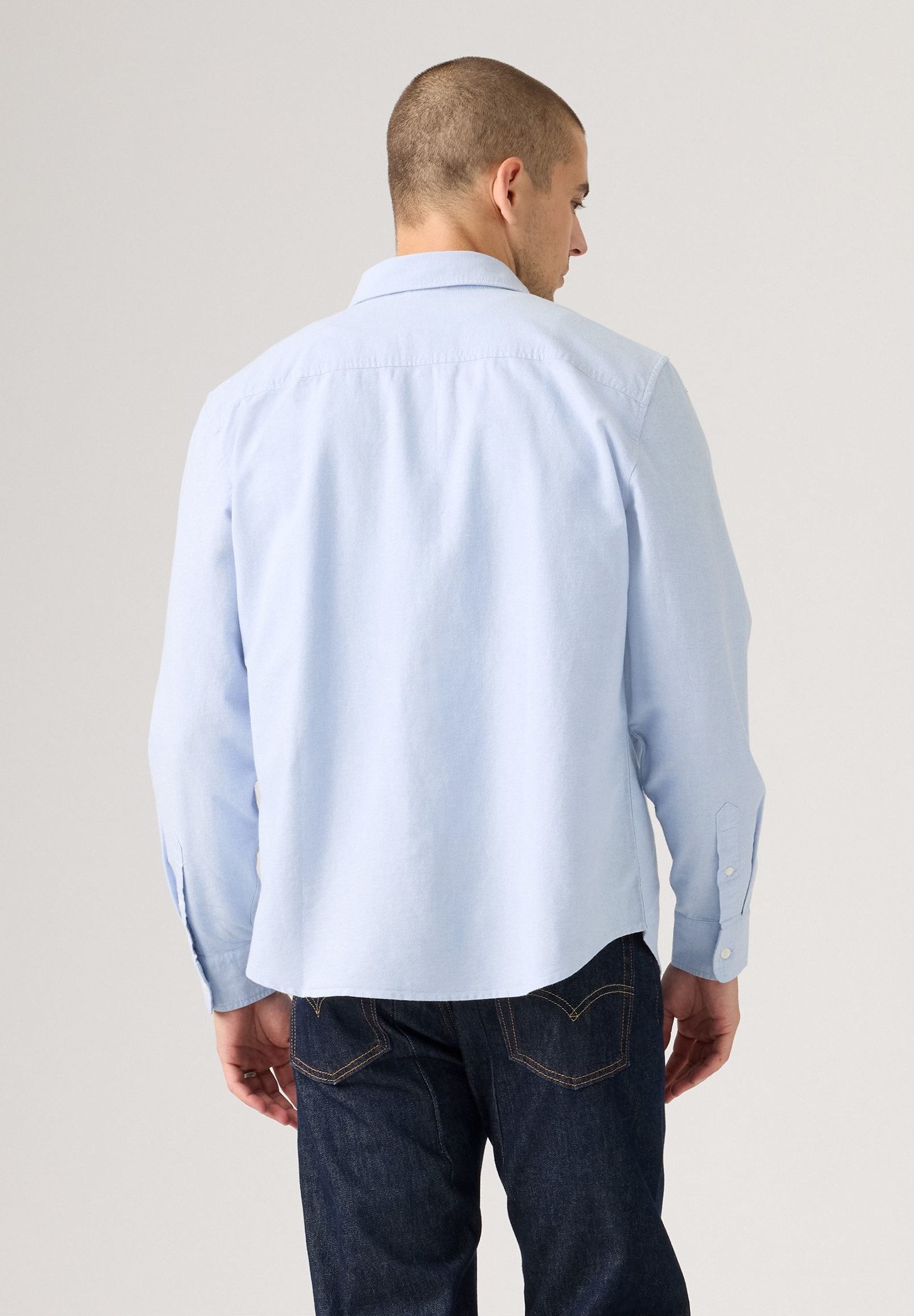 Levi's® Langarmhemd AUTHENTIC BUTTON DOWN mit Ton-in-Ton Logostickerei auf der Brust