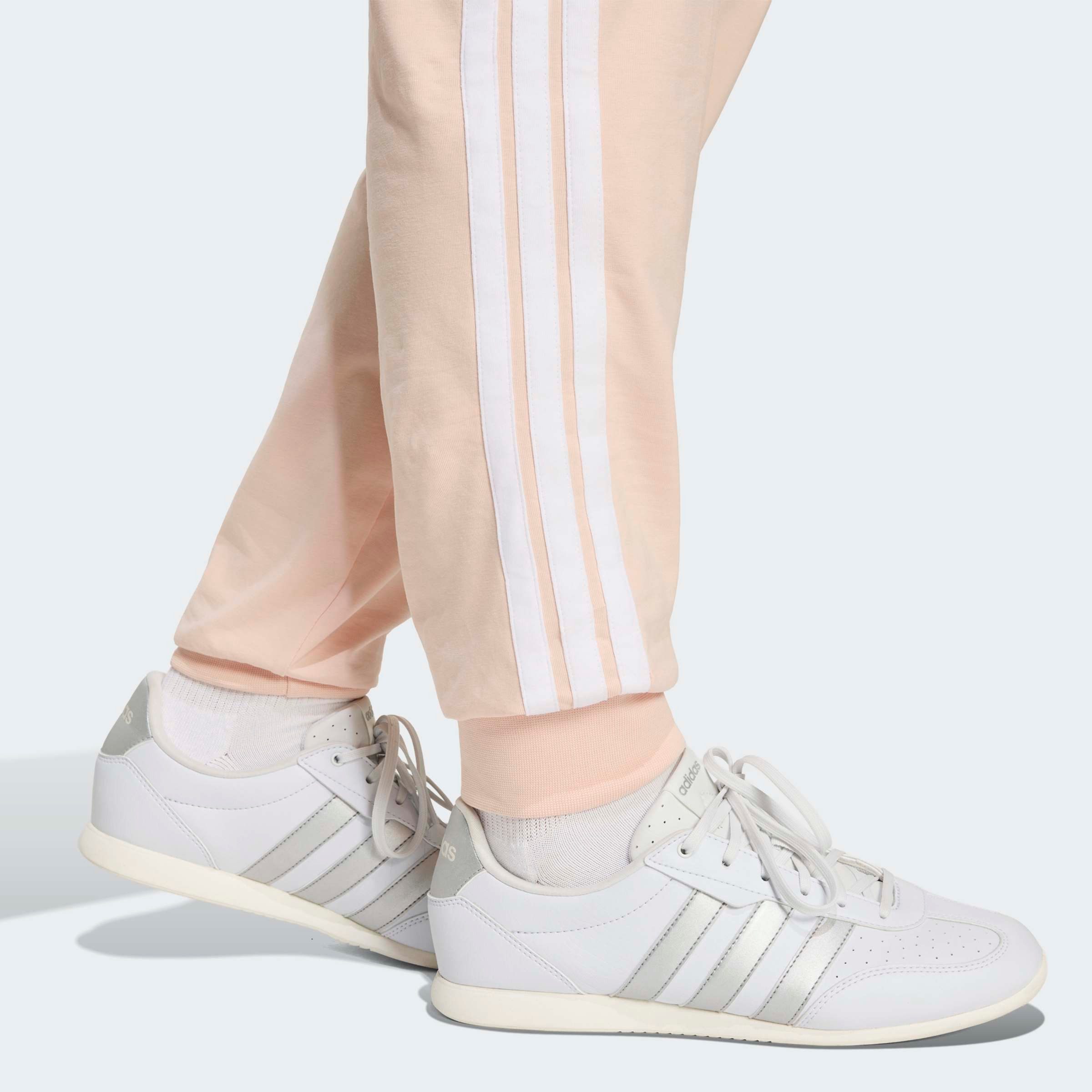 adidas Sportswear Sporthose W 3S SJ JOGGER Lässig geschnitten, hoher Bund, schmal zulaufende Beinform