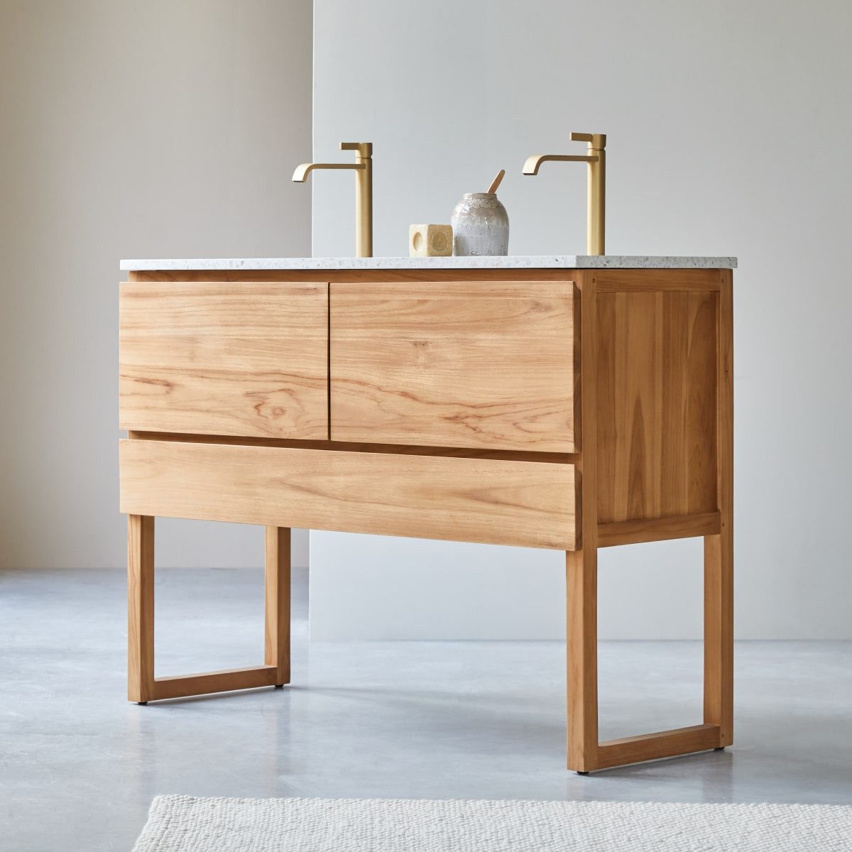 Tikamoon Waschtisch Edgar - Badezimmermöbel aus massivem Teakholz und Premium-Terrazzo Moo