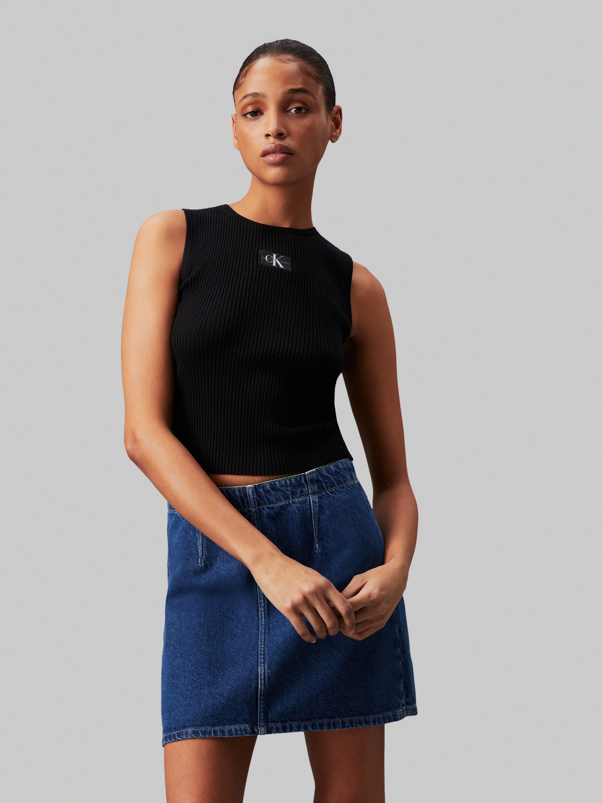 Calvin Klein Jeans З коротким рукавом WOVEN LABEL SWEATER TANK TOP mit Logopatch