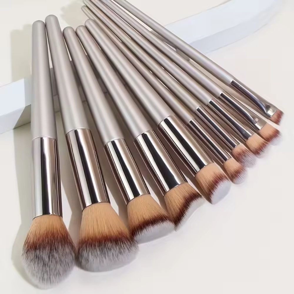 Montegoni Make-up Set 10x Make up Pinsel Set Champagne Gold Vegan Foundation Puder, 10 Stück Kosmetikpinsel Set, Vegane Borsten, cruelty free, weich, langlebig formstabil