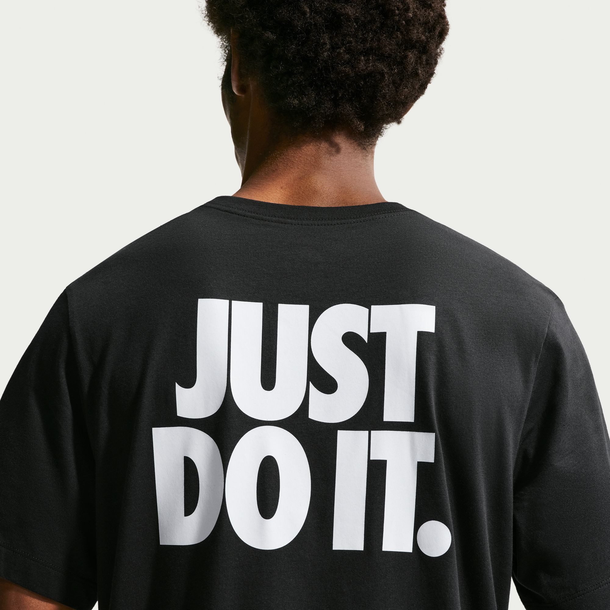 Nike T-Shirt Nike Sportswear T-Shirt mit sportlichem Rückenprint, hüftbedeckende Länge, Kurzarm, Rundhals
