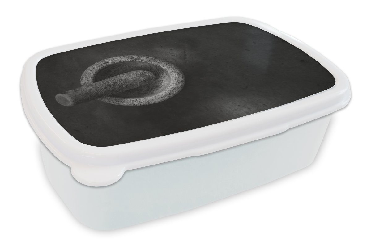 MuchoWow Lunchbox Eine Schwarz-Weiß-Fotografie eines Mörsers, Kunststoff, (2-tlg), Brotbox für Kinder und Erwachsene, Brotdose, für Jungs und Mädchen | Lunchboxen
