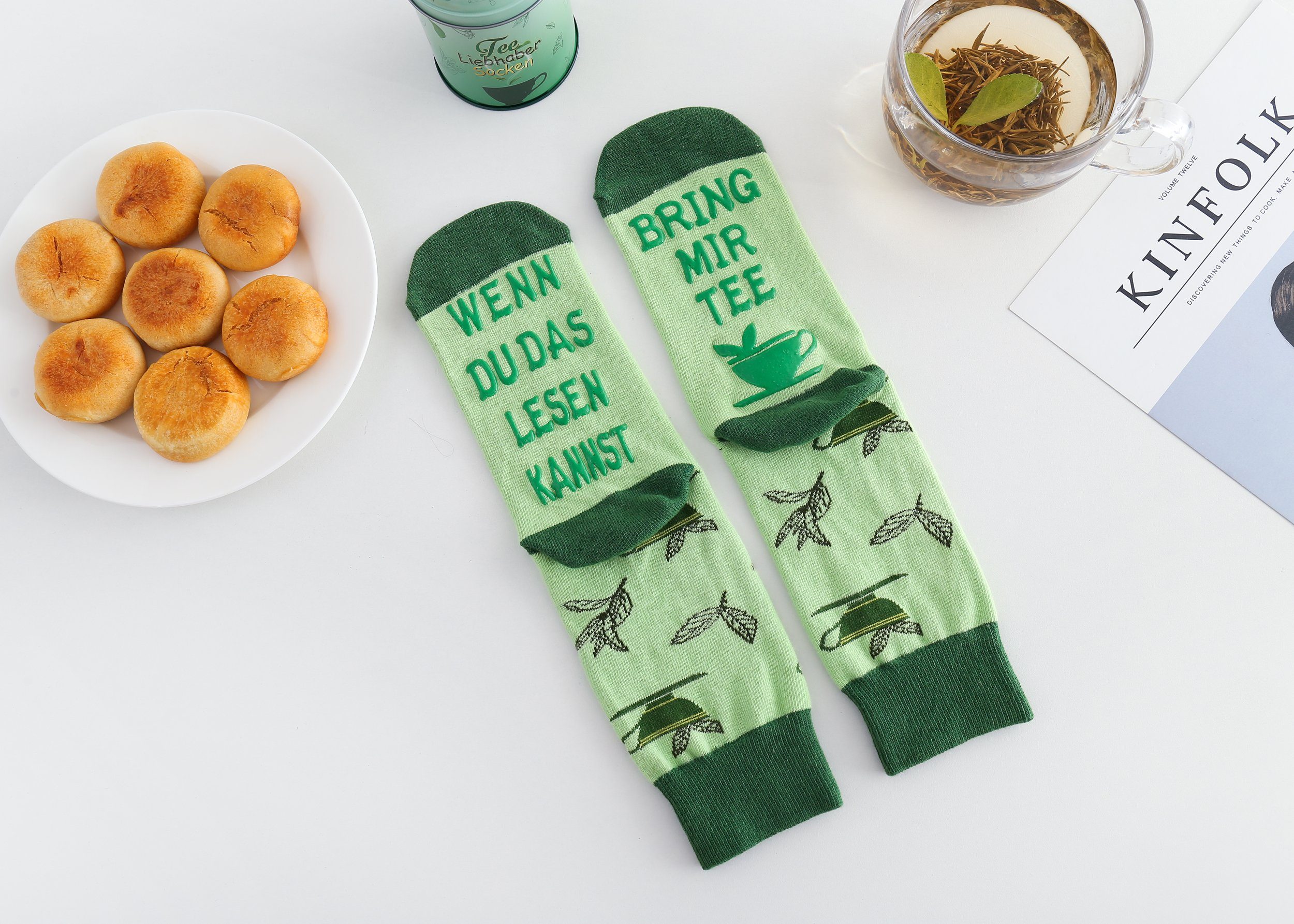 Lucadeau Freizeitsocken Kaffee Schoki Tee Socken in Dose mit Spruch, wenn du das lesen kannst (Dose, 1 Paar) rutschfest, Gr. 37-43, Geschenke für Frauen, Geburtstagsgeschenk