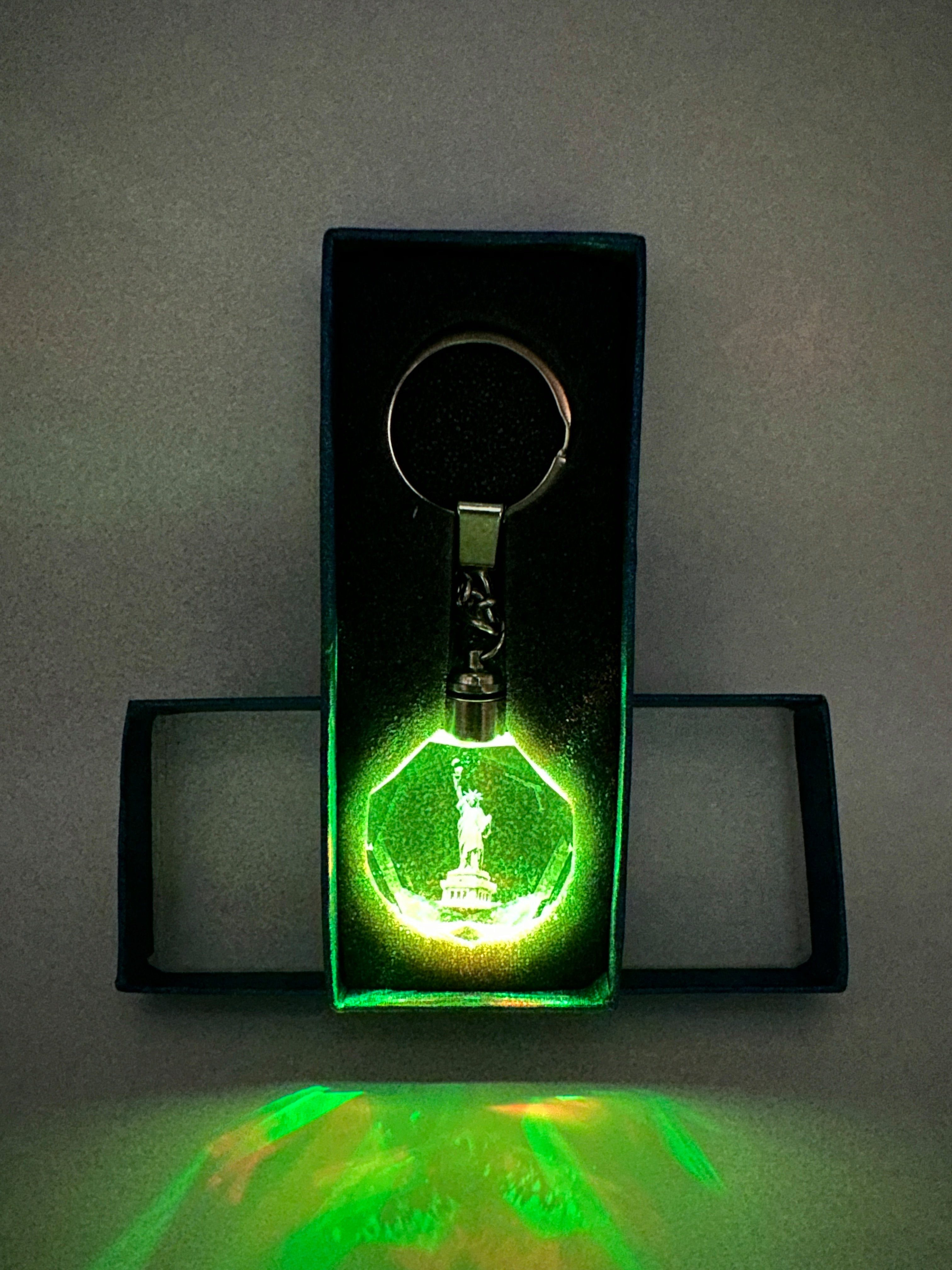 Stelby Schlüsselanhänger Schlüsselanhänger Geschenkbox mit Freiheitsstatue LED Multicolor