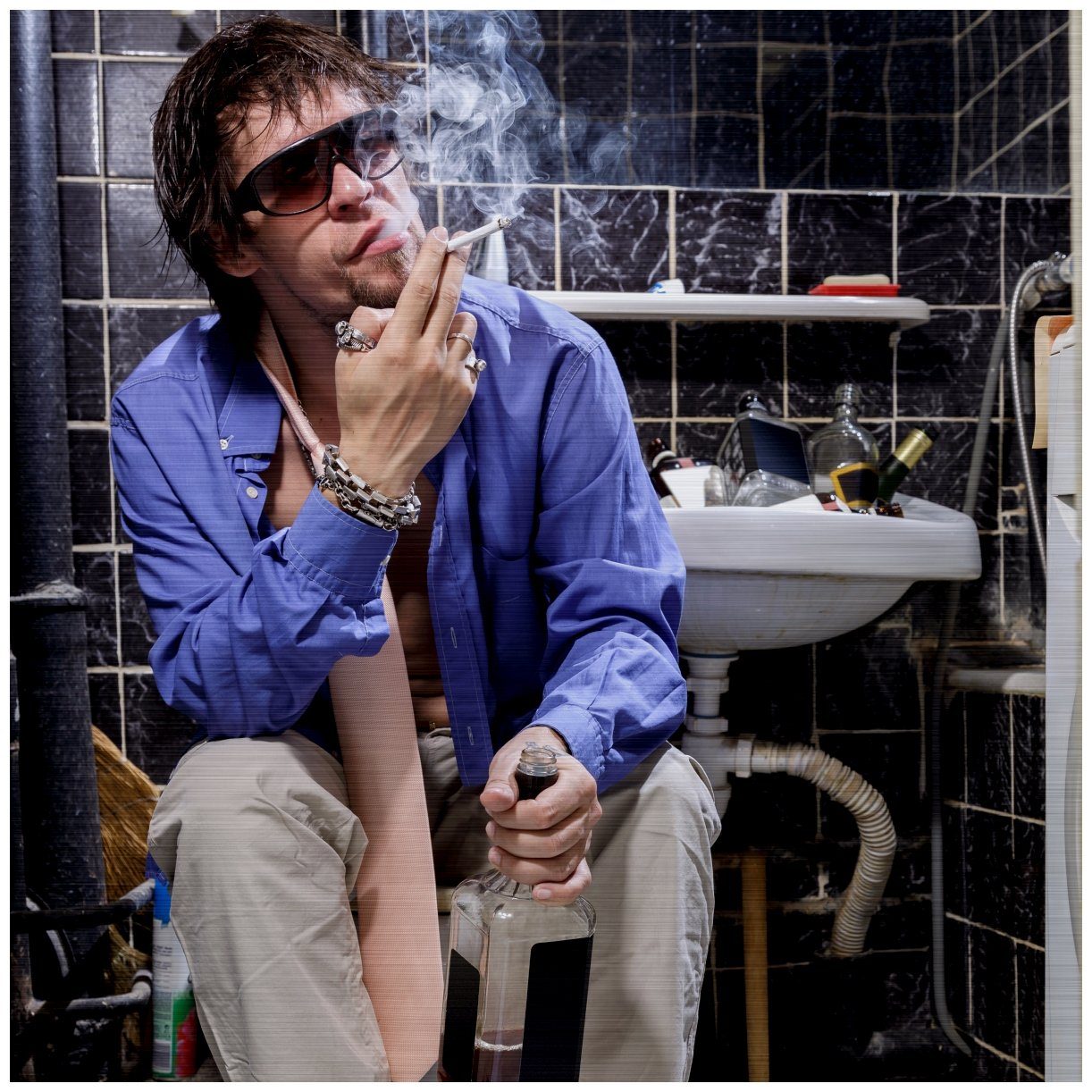 Poster Kloparty - Sexy Mann auf Toilette mit Zigarette SW