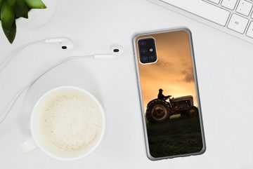 MuchoWow Handyhülle Traktor - Landwirt - Nebel, Handyhülle Samsung Galaxy A52 5G, Smartphone-Bumper, Print, Handy