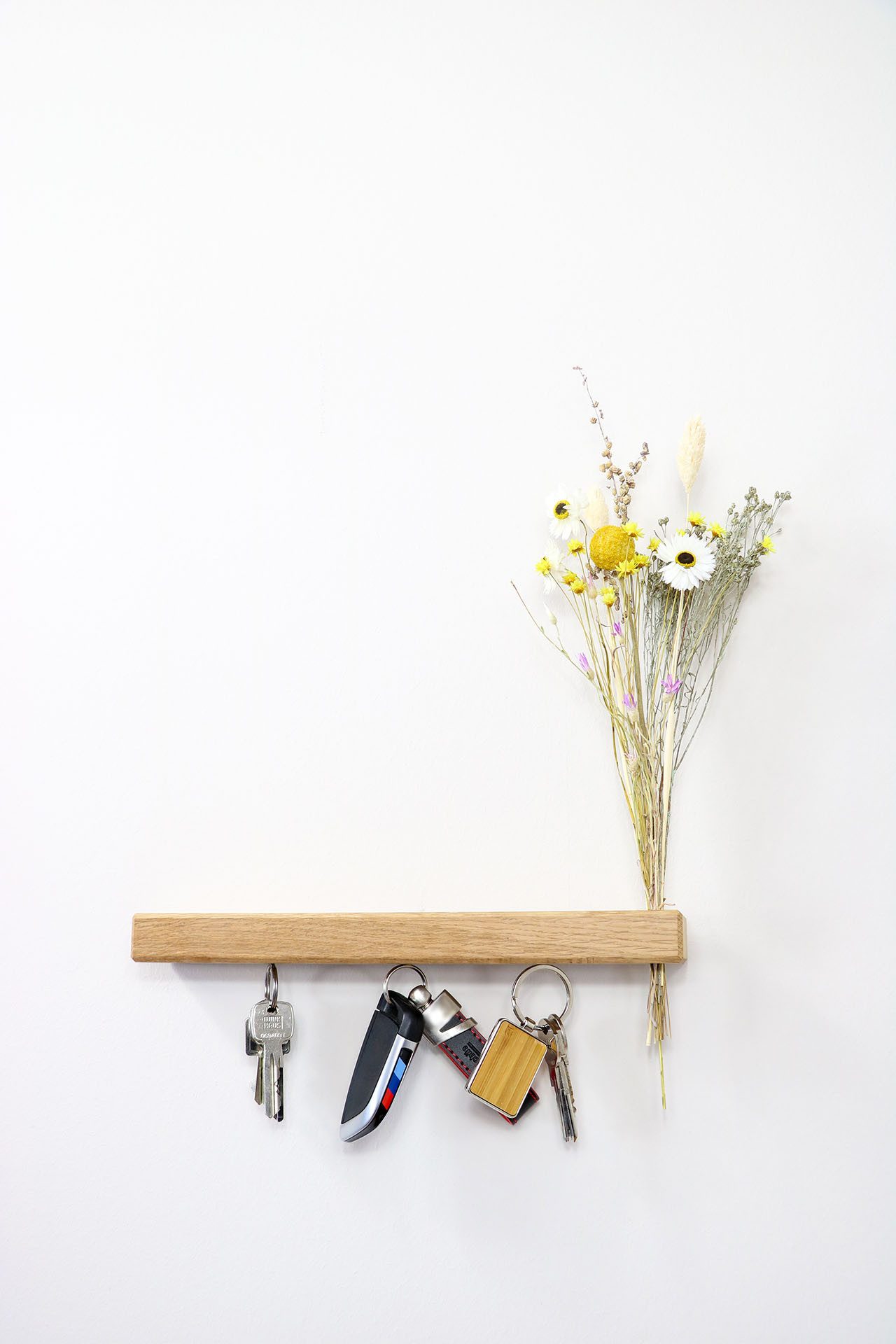 FlowerBar by Trockenblumen-Manufaktur Schlüsselbrett FlowerBar Keys “SOMMERWIESE”, magnetisches Schlüsselbrett, Eiche, (Glixia, Lavendel, Gänseblümchen, Schleierkraut, Craspedia, Phalaris)