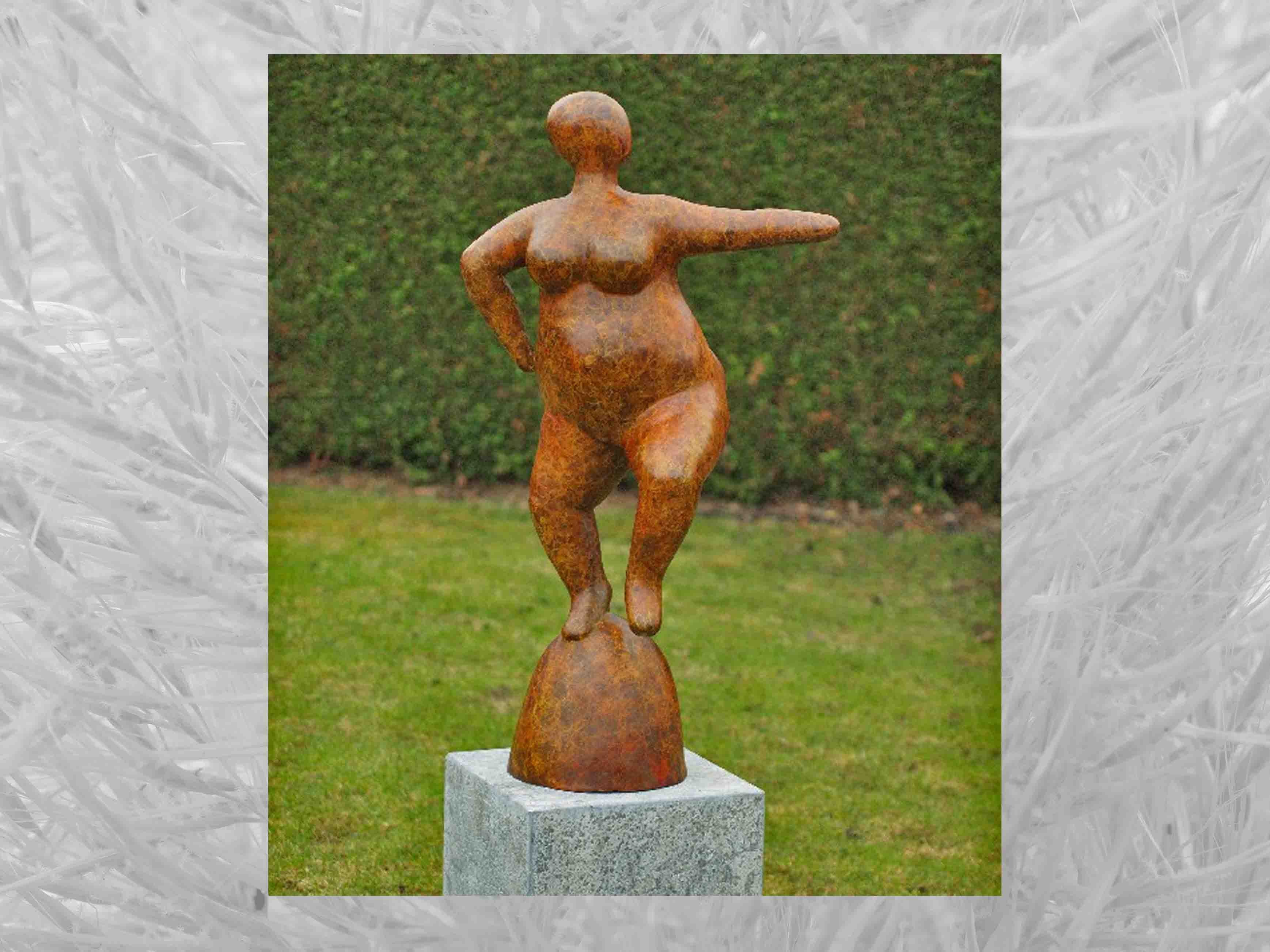 IDYL Gartenfigur IDYL Bronze-Skulptur Große Frau orange heiße Patina, Bronze