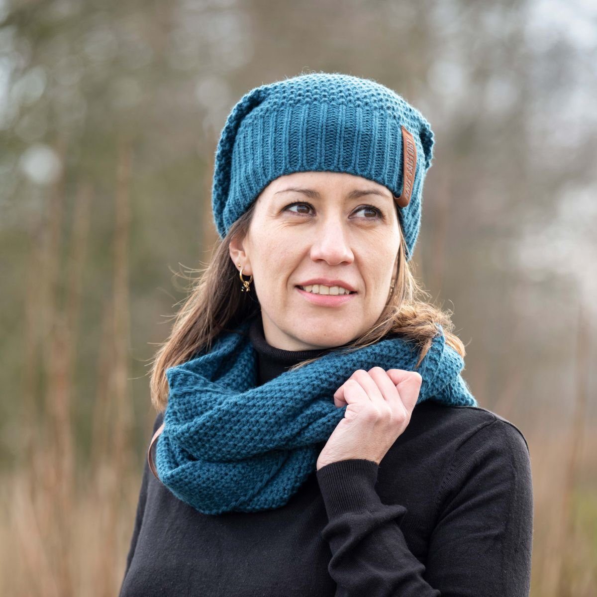 Knit Factory Strickmütze Coco Mützen One Size Glatt Dunkelblau (1-St) Mütze Strickmütze Kopfbedeckung Hut Wollmütze