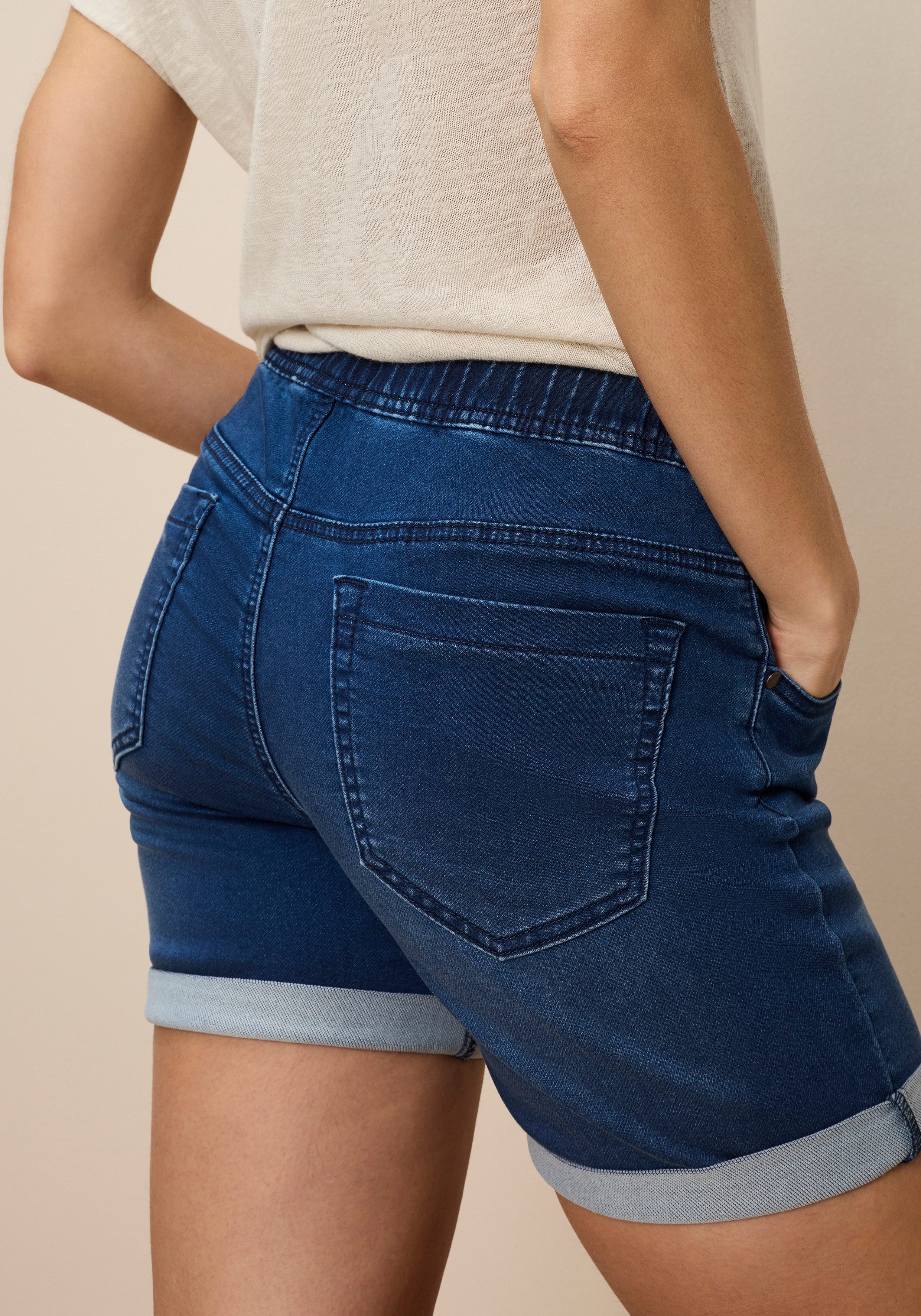 Arizona Jeansshorts figurnah, normale Leibhöhe, mit Bindebändern am Bund. € 49,99, (€ 49,99 pro 1 Stk).