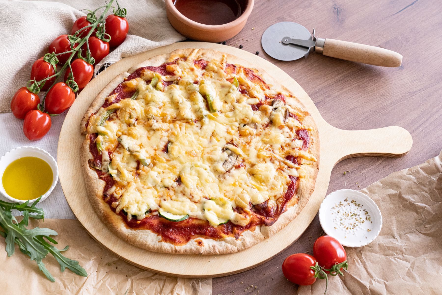 Eli Pizzateller ELI Pizzabretter verschiedene Größen, (1 St), Aus Birkenholz-Multiplex für Schnittfestigkeit und Messerschonung.