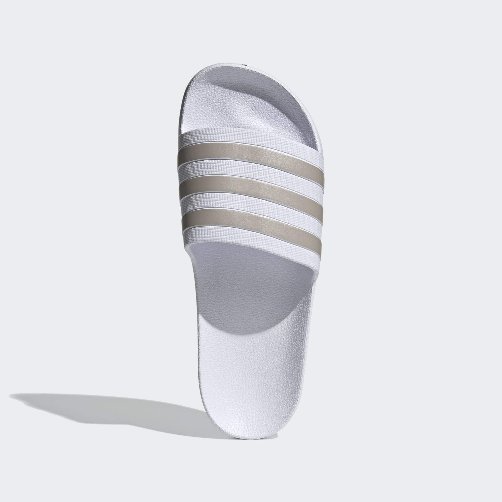 Platinum Metallic / adidas White AQUA / Sportswear Cloud ADILETTE Cloud White Badesandale