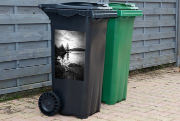 MuchoWow Wandsticker Sonnenaufgang am Meer - schwarz und weiß (1 St), Mülleimer-aufkleber, Mülltonne, Sticker, Container, Abfalbehälter