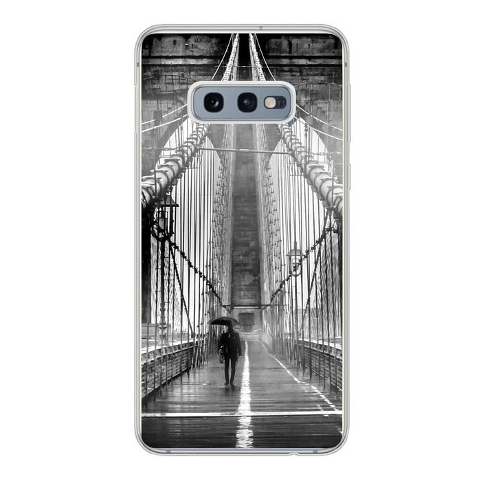 MuchoWow Handyhülle Brooklyn Bridge während des Regens in Schwarz und Weiß Phone Case Handyhülle Samsung Galaxy S10e Silikon Schutzhülle