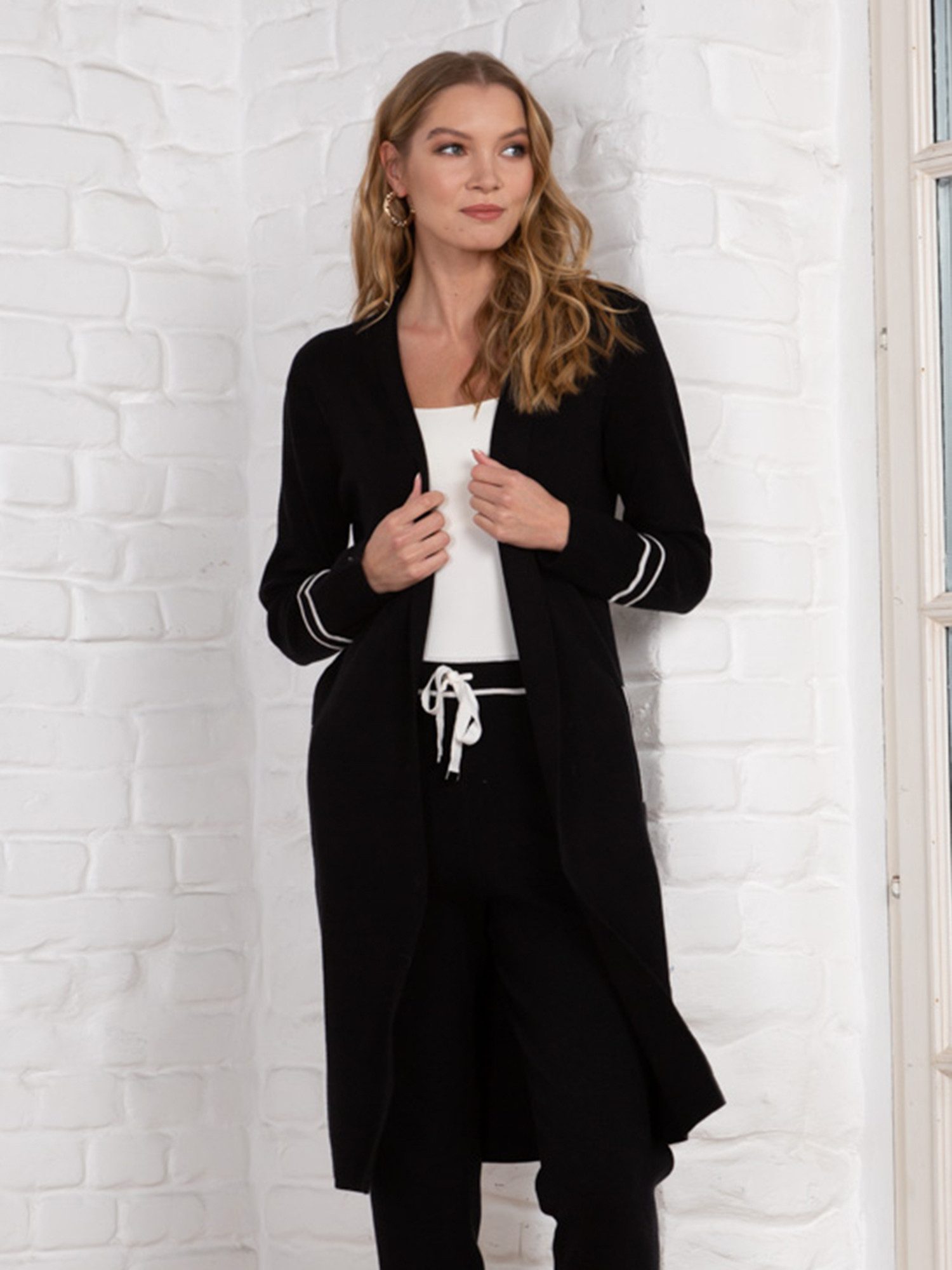 Longstrickjacke Schwarze Strickjacke mit weißen Ärmeldetails