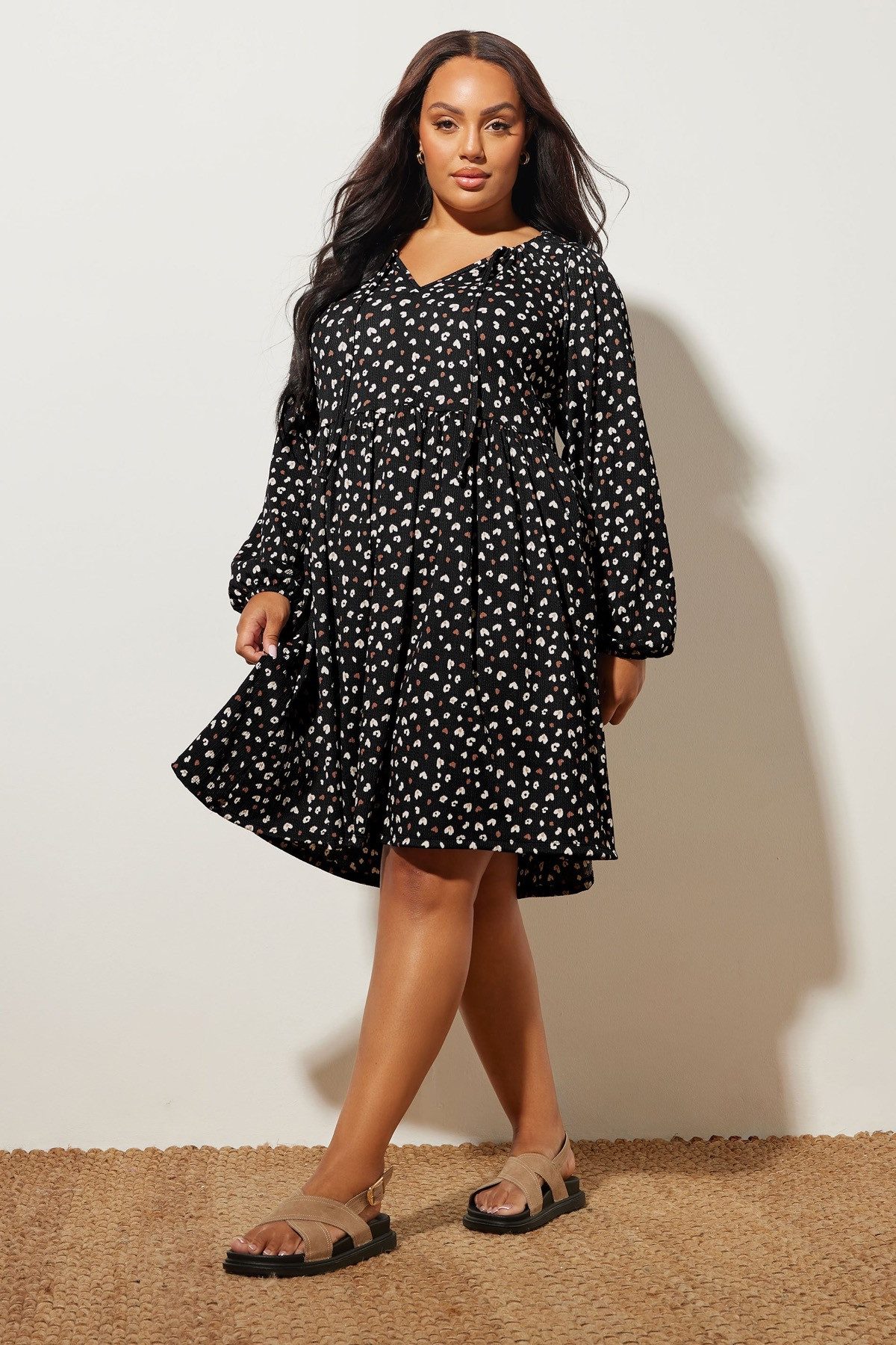 Stil Diva Minikleid Minikleid aus Crinkle-Stoff mit V-Ausschnitt und langen Ärmeln in Über