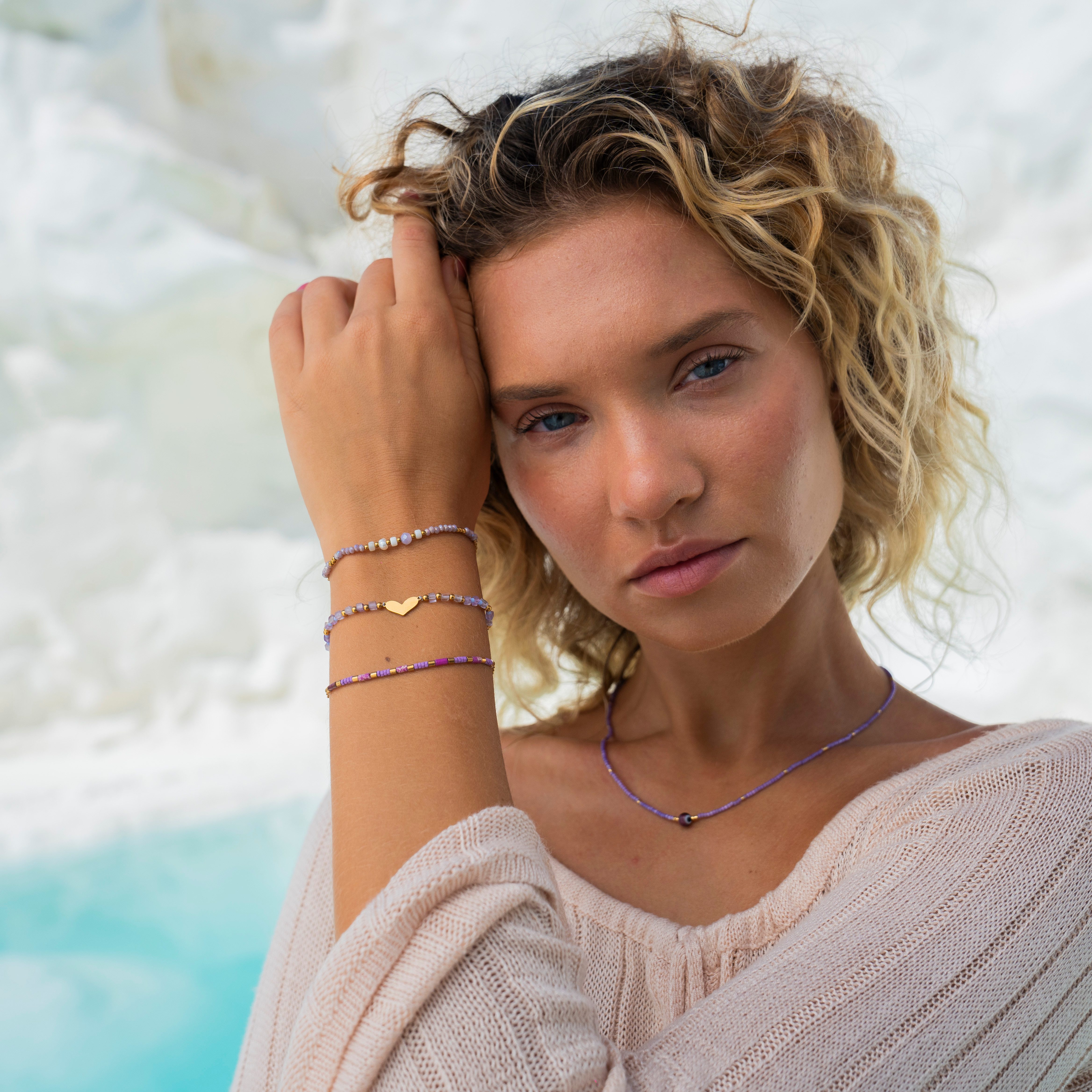 Made by Nami Perlenarmband Set Damen Armband Set mit Perlen und Herzanhänger verstellbar wasserfest, aus Edelstahl – hypoallergen – mit Verlängerung – romantischer Akzent