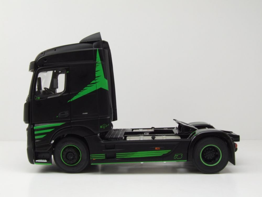 Solido Modellauto Mercedes Actros R5 Italian Collection Zugmaschine 2021 schwarz, Maßstab 1:24