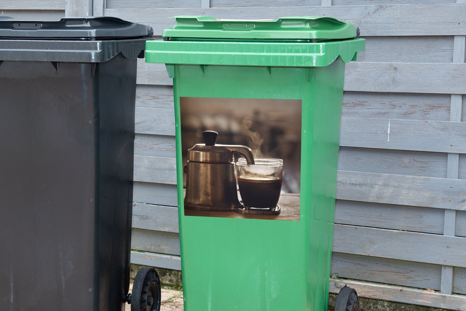 Abfalbehälter Kaffeekanne MuchoWow (1 Kaffee Eine mit Mülltonne, Mülleimer-aufkleber, kleine St), Container, Sticker, Wandsticker Tassen zwei