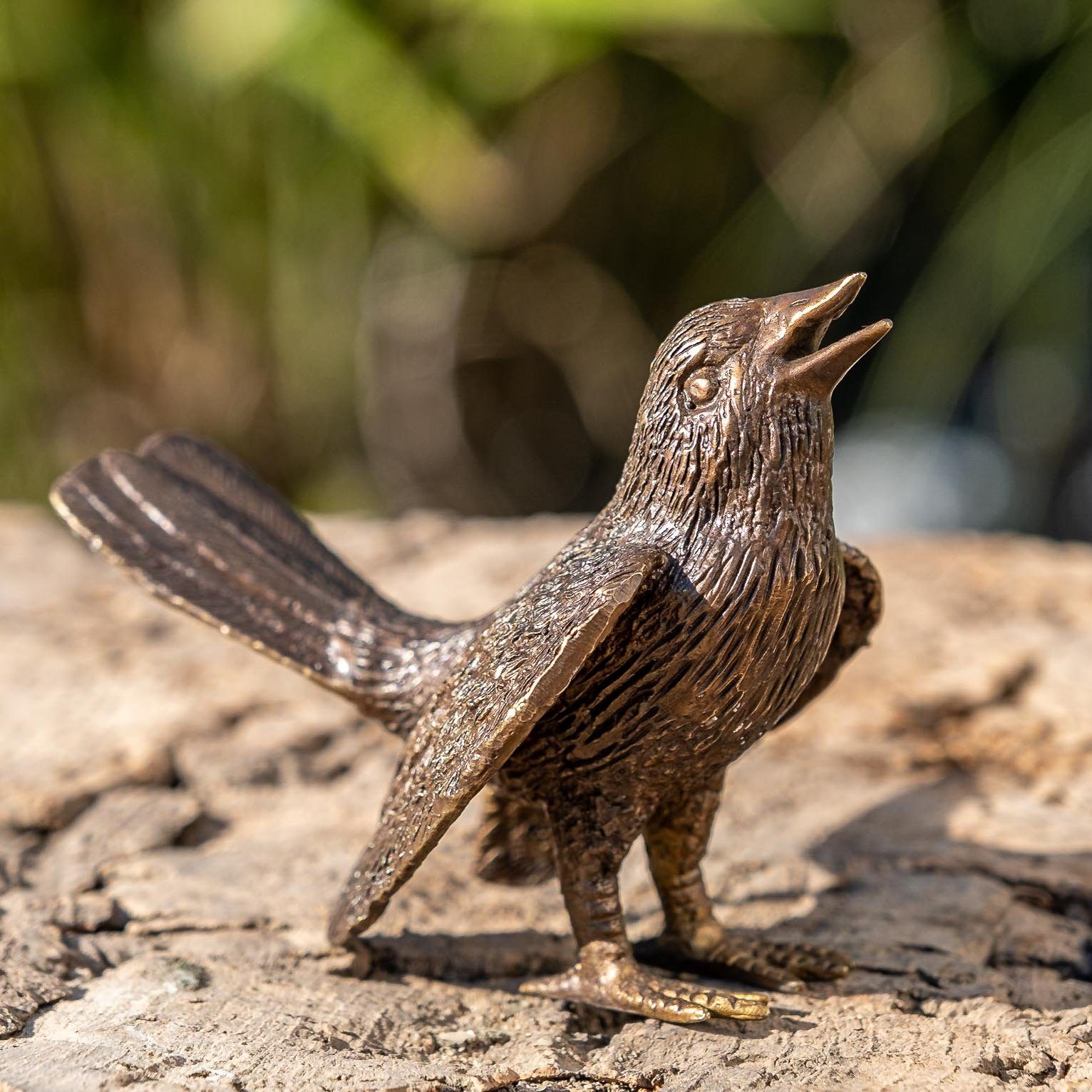 IDYL Gartenfigur IDYL Bronze-Skulptur Vogel Flügel auf, Bronze – sehr robust – Langlebig – witterungsbeständig gegen Frost, Regen und UV-Strahlung. Die Modelle werden in Wachsausschmelzverfahren in Bronze gegossen und von Hand patiniert.