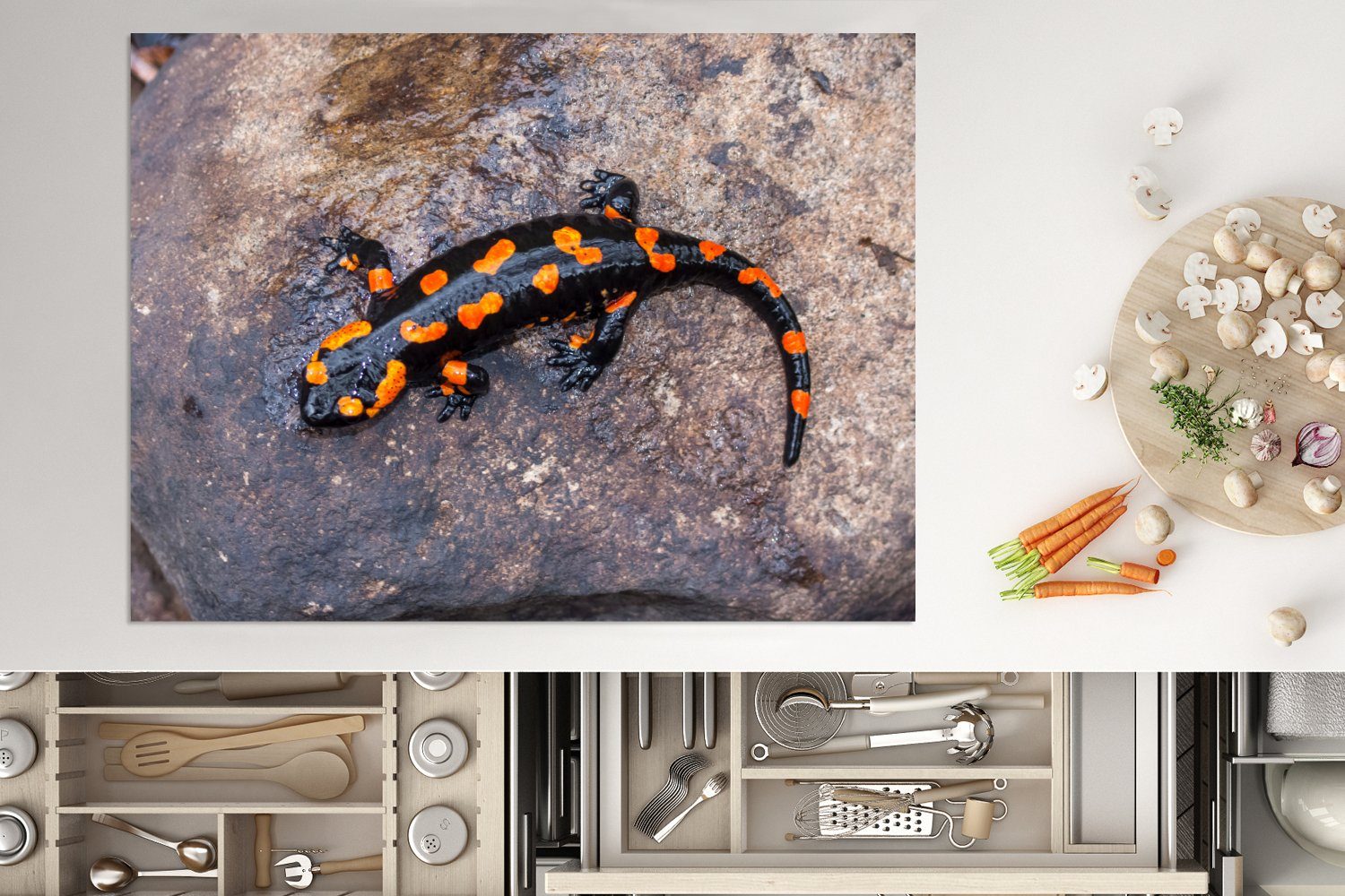 MuchoWow Herdblende-/Abdeckplatte Schwarz-orange Salamander auf 70x52 cm, Arbeitsfläche nutzbar, Mobile Stein, tlg), (1 Ceranfeldabdeckung Vinyl