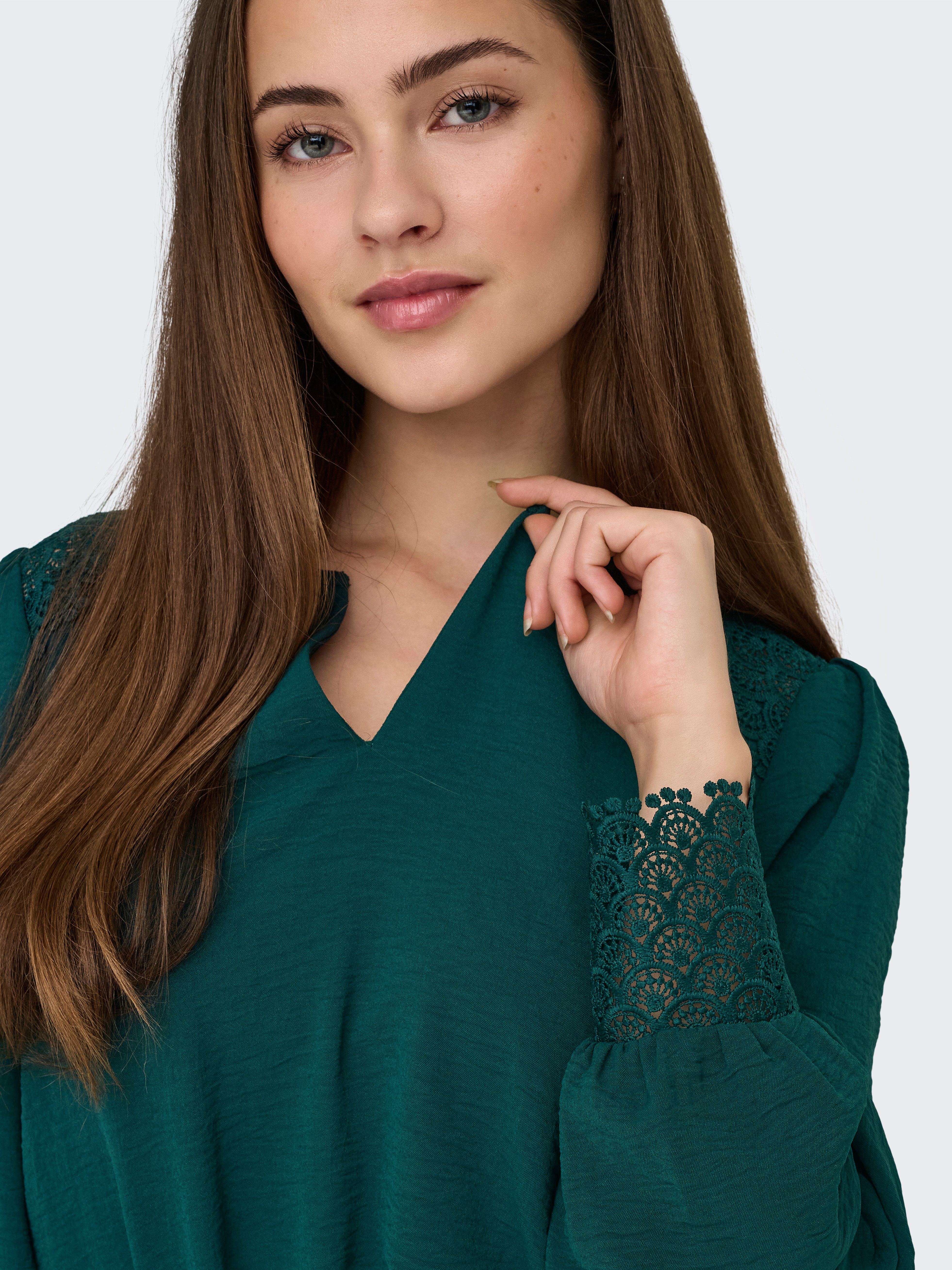 ONLY Langarmbluse ONLCERENA METTE L/S LACE VNECK TOP WVN Kunstfaser, regular fit, V-Ausschnitt