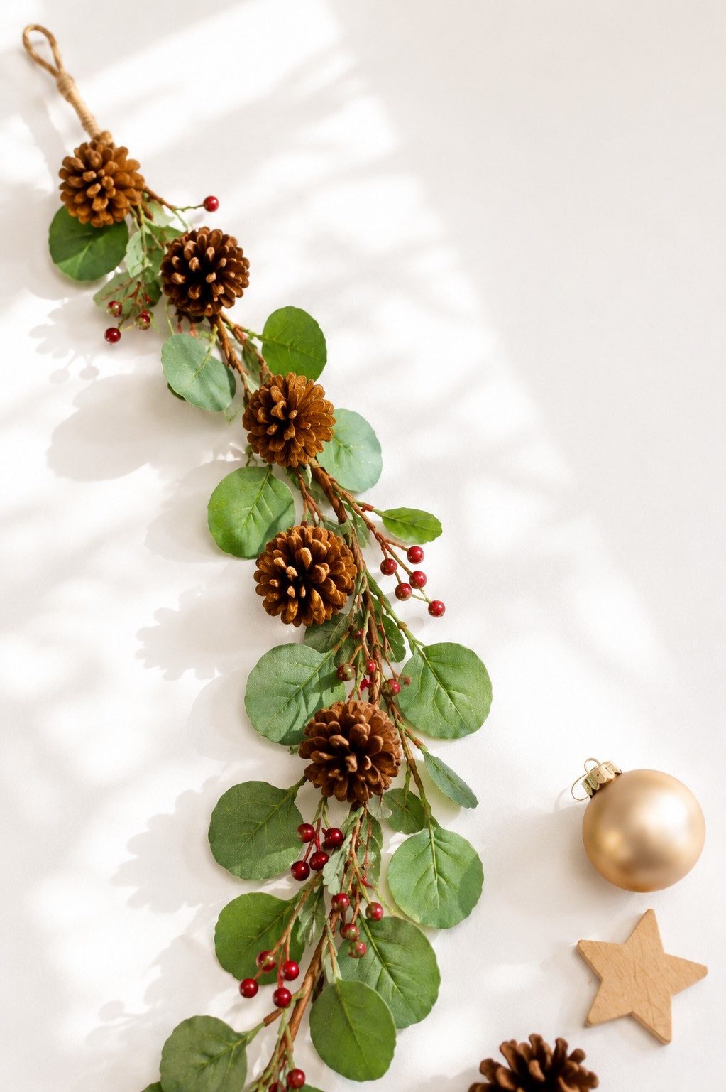 Kunstgirlande Weihnachtsgirlande 80 cm Zapfen Beeren Eukalyptus Grün Rot Natur, Kunstgewerbe Gehlmann