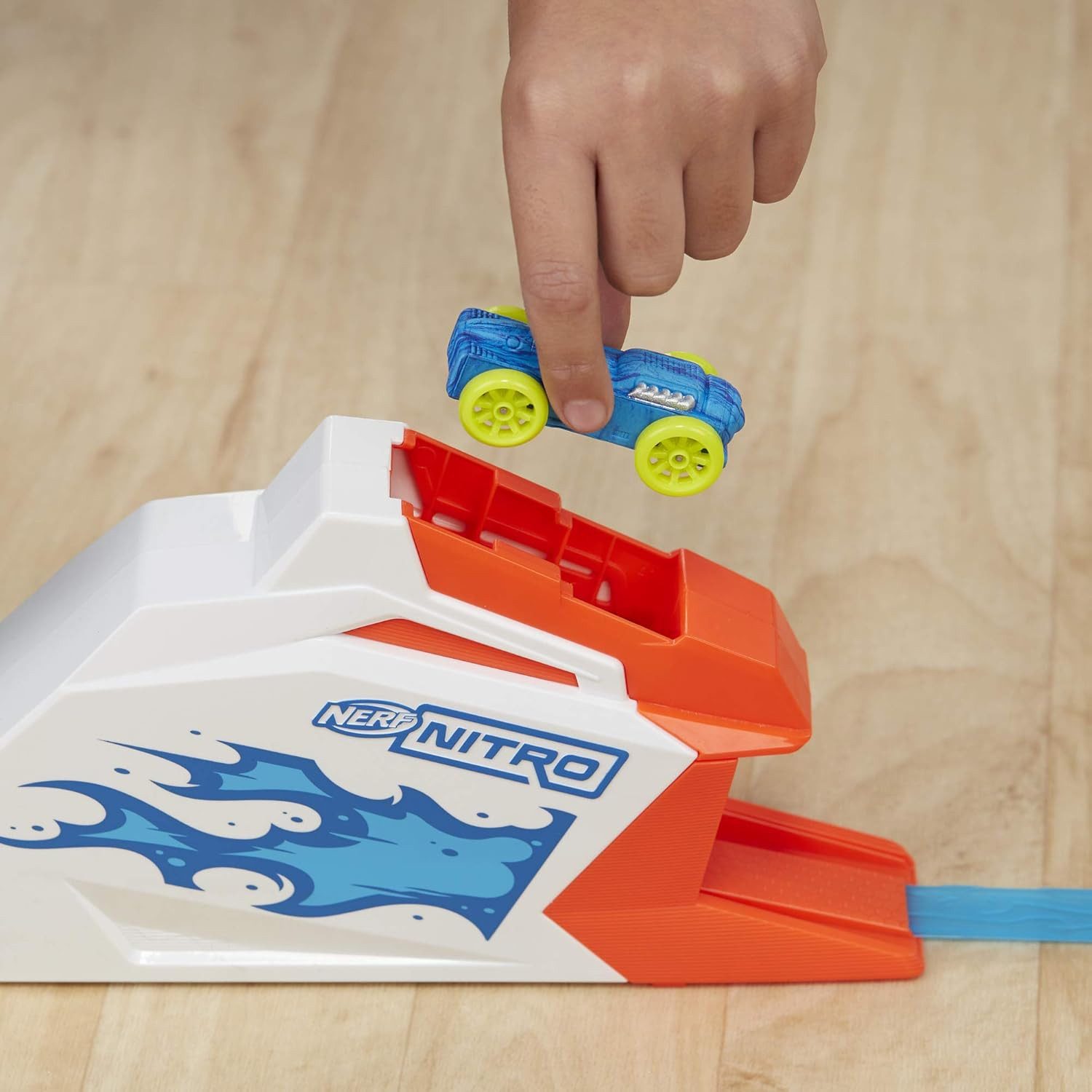 Hasbro Spielzeug-Auto Hasbro Nerf Nitro FlameShot Blaster mit Schaumstoffautos und Rampe