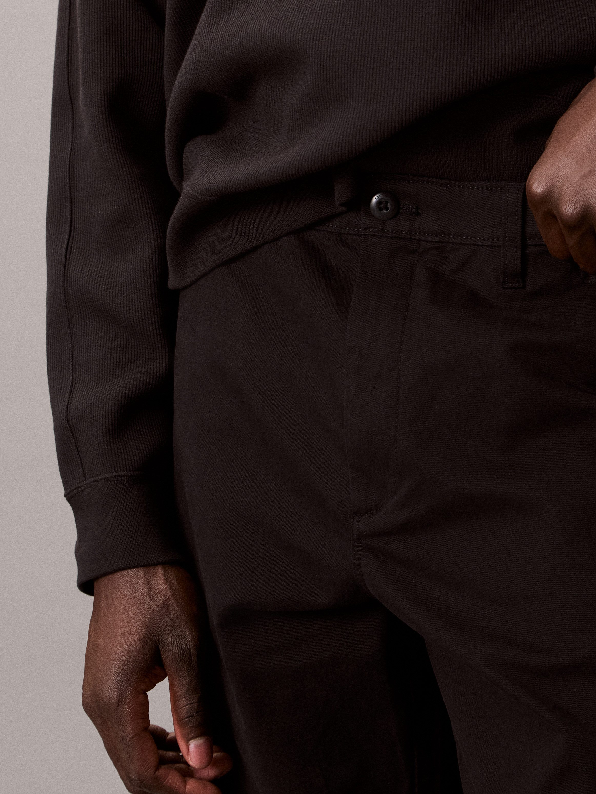 Calvin Klein Jeans Chinohose gerade Passform im 90er-Jahre-Look – Bild 3 von 5
