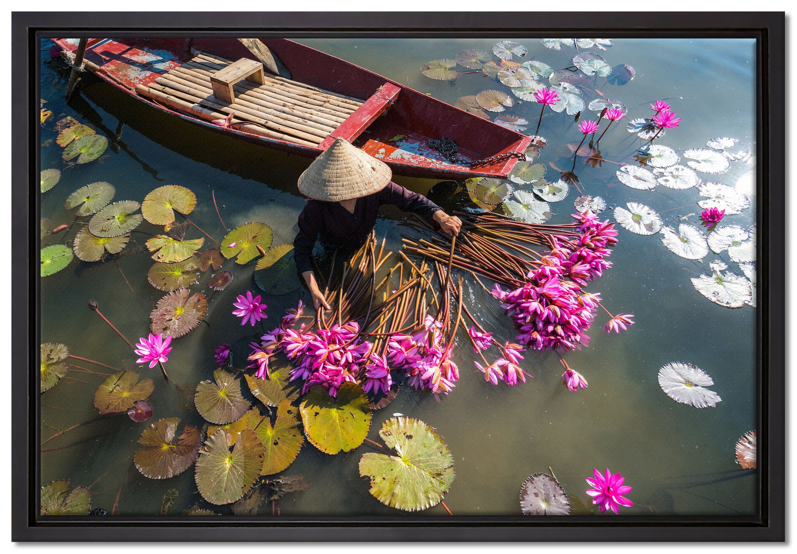 Pixxprint Leinwandbild Wasserlilienernte mit Boot in Vietnam, Wanddekoration (1 St), Leinwandbild fertig bespannt, in einem Schattenfugen-Bilderrahmen gefasst, inkl. Zackenaufhänger