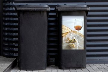 MuchoWow Wandsticker Ein köstliches Glas Portwein und etwas Käse (1 St), Mülleimer-aufkleber, Mülltonne, Sticker, Container, Abfalbehälter
