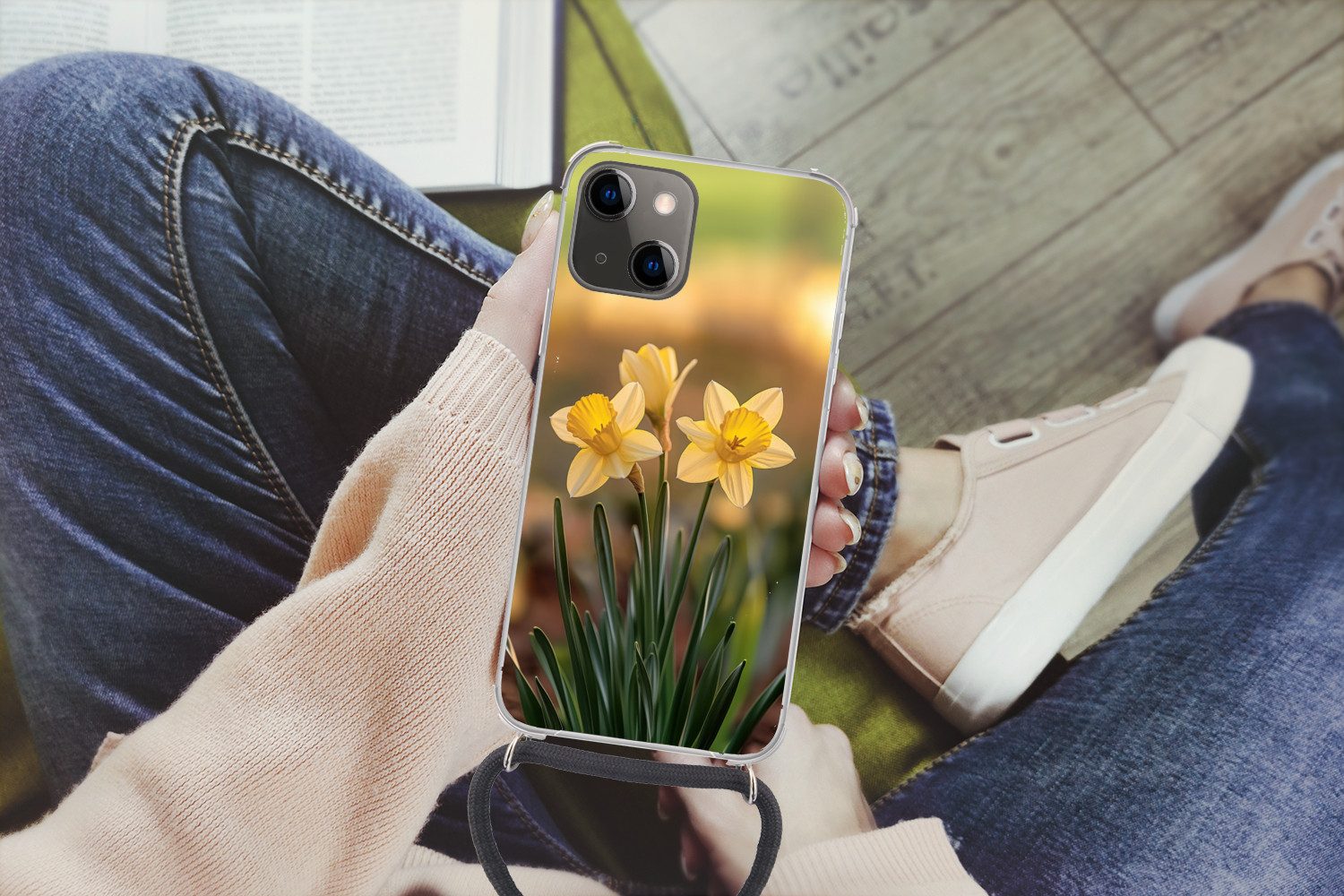 MuchoWow Handyhülle für Apple iPhone 13 Blumen - Gelb - Unscharf, Tragbare Handyhüllen mit Kette zum umhängen, Handykette Handyband