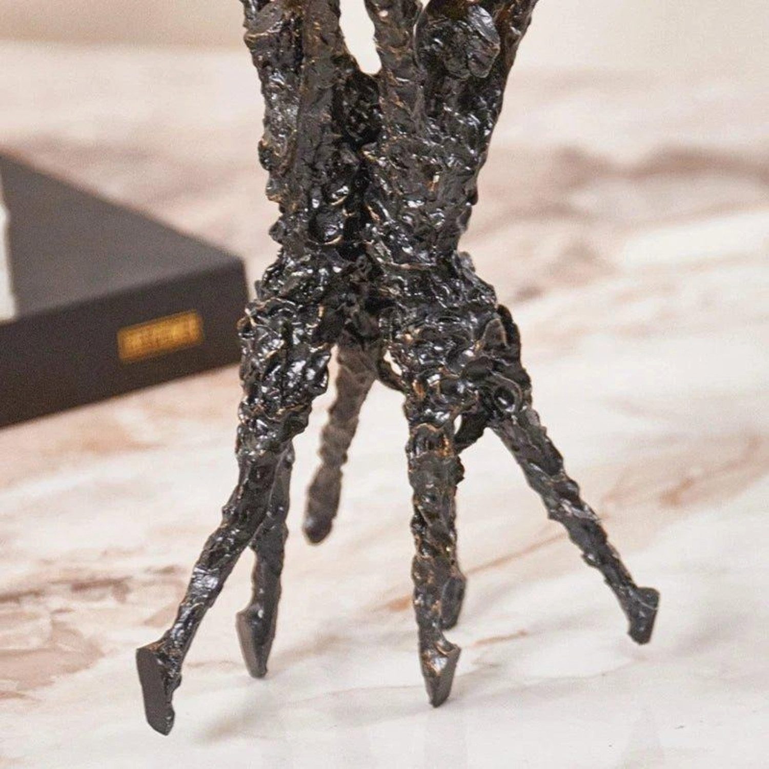 Quality Elegance Skulptur Luxuriöse Goldkugel Skulptur – Metall Tischdekoration