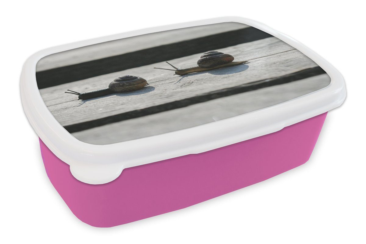 MuchoWow Lunchbox Zwei Schnecken auf Holz, Kunststoff, (2-tlg), Brotbox für Erwachsene, Brotdose Kinder, Snackbox, Mädchen, Kunststoff rosa