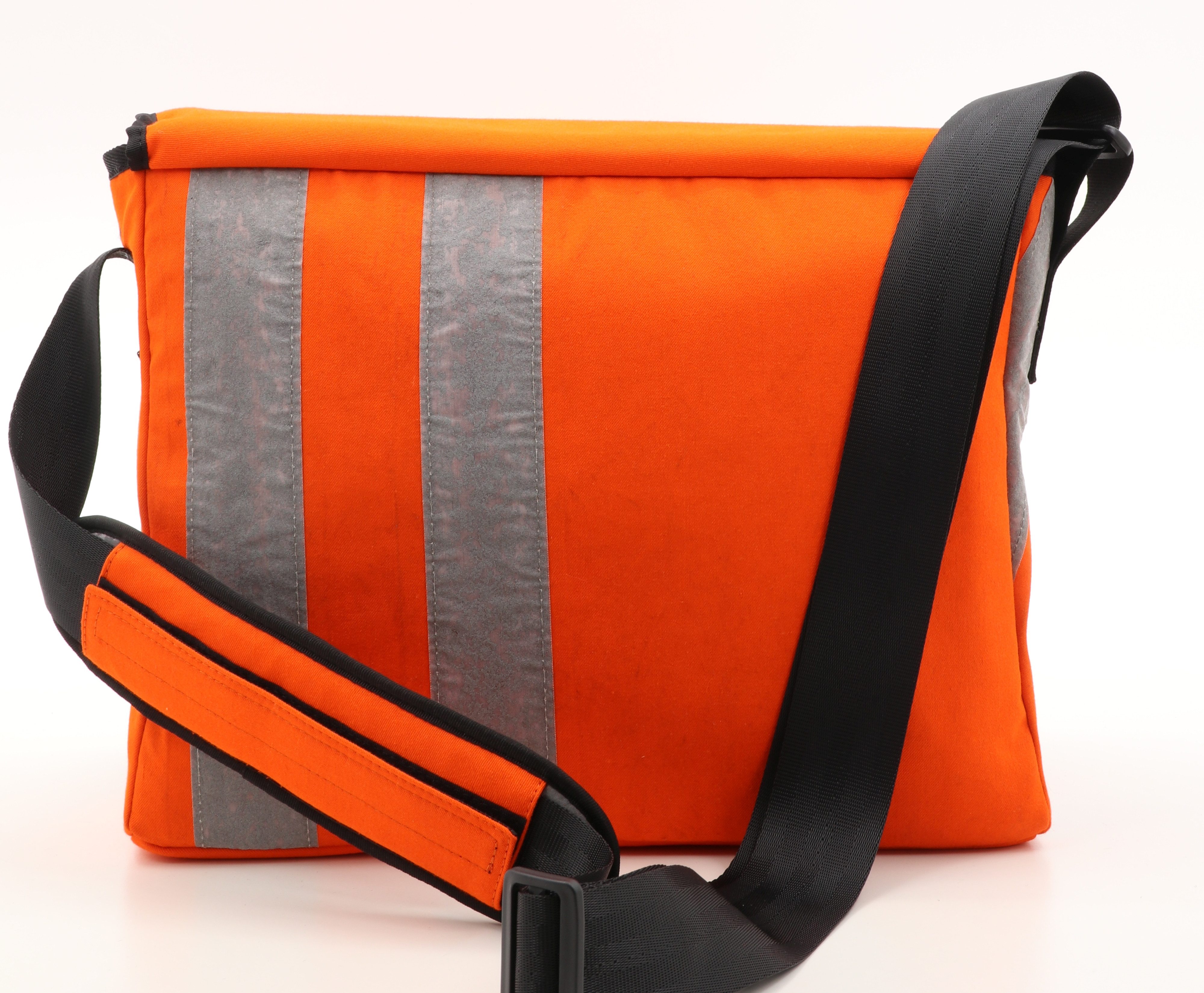 JUNAKii Messenger Bag, Unikat, nachhaltig, funktional, robust, upcycling, aus Europa