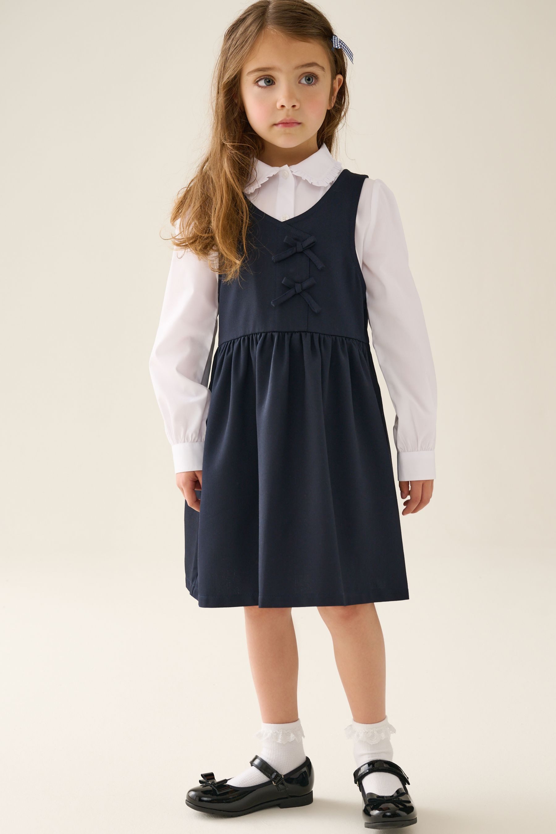 Latzkleid Schul-Latzkleid mit asymmetrischer Vorderseite