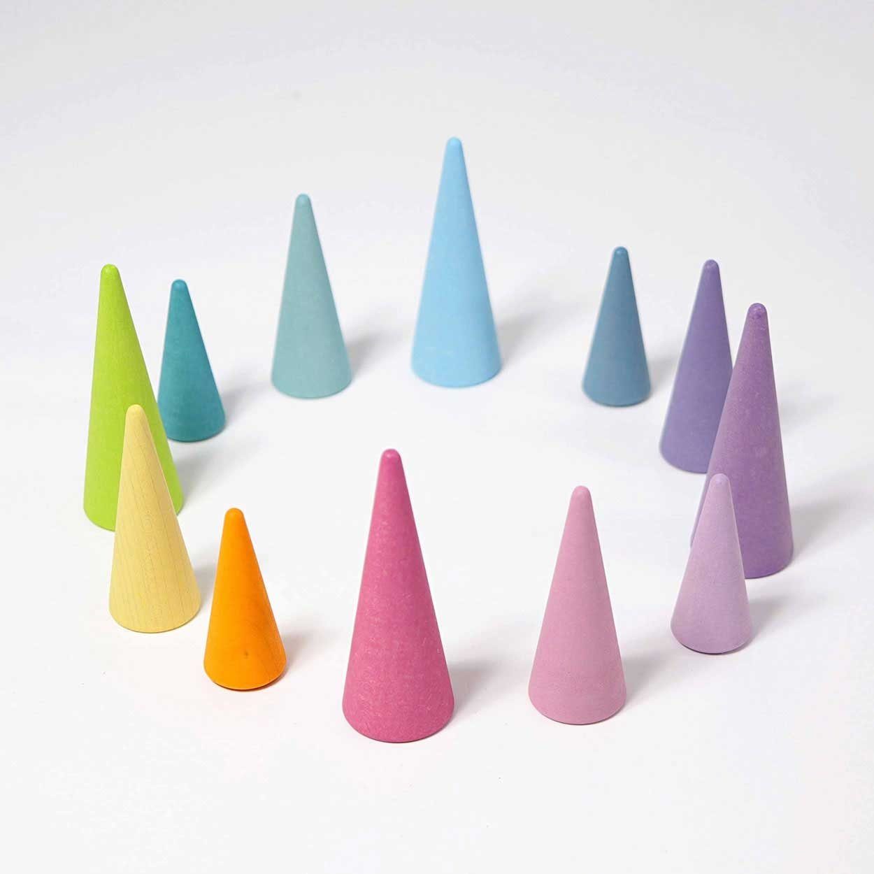 GRIMM´S Spiel und Holz Design Pastell Regenbogenwald 12 Teile Holzspielzeug Kegel Klötze Spielbausteine