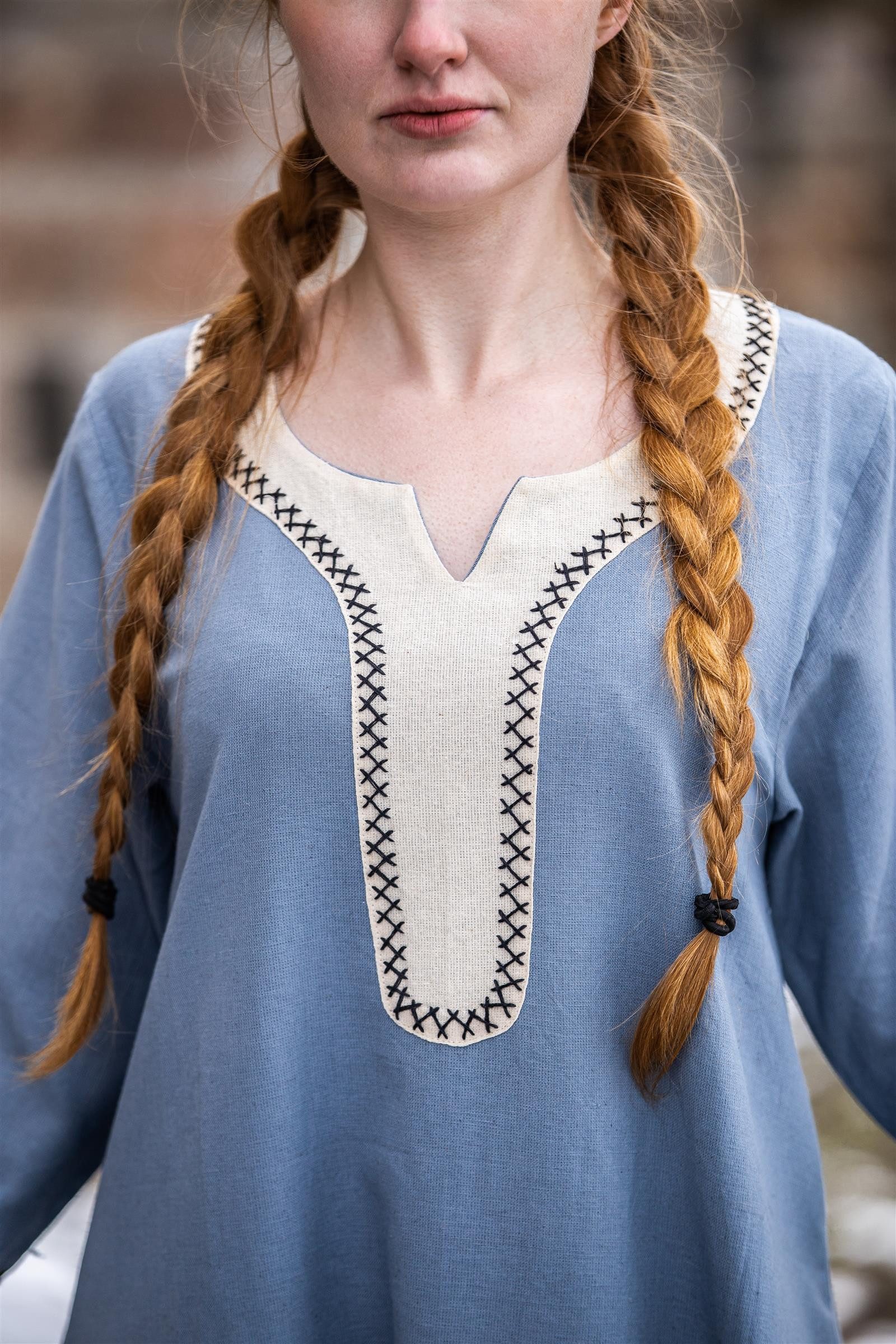Leonardo Carbone Wikinger-Kostüm Kleid "Freya" mit Handstickerei, zweifarbiges Design, hochwertige Baumwolle