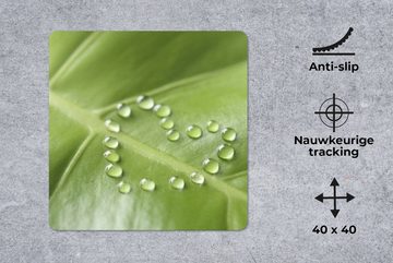 MuchoWow Gaming Mauspad Foto eines botanischen Blattes mit Wassertropfen in Form eines Herzens (1-St), Mousepad mit Rutschfester Unterseite, Gaming, 40x40 cm, XXL, Großes